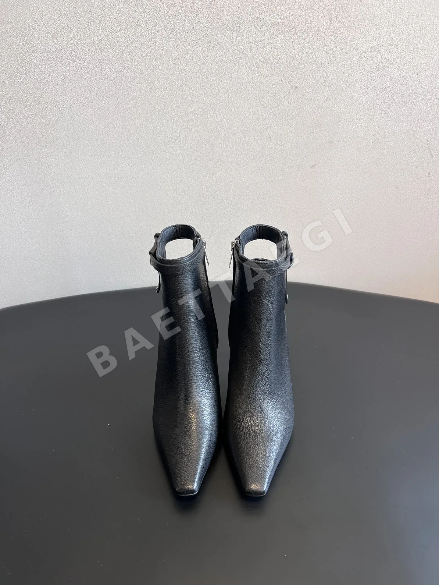 지미추 뾰족코 블랙 앵클부츠 8029
