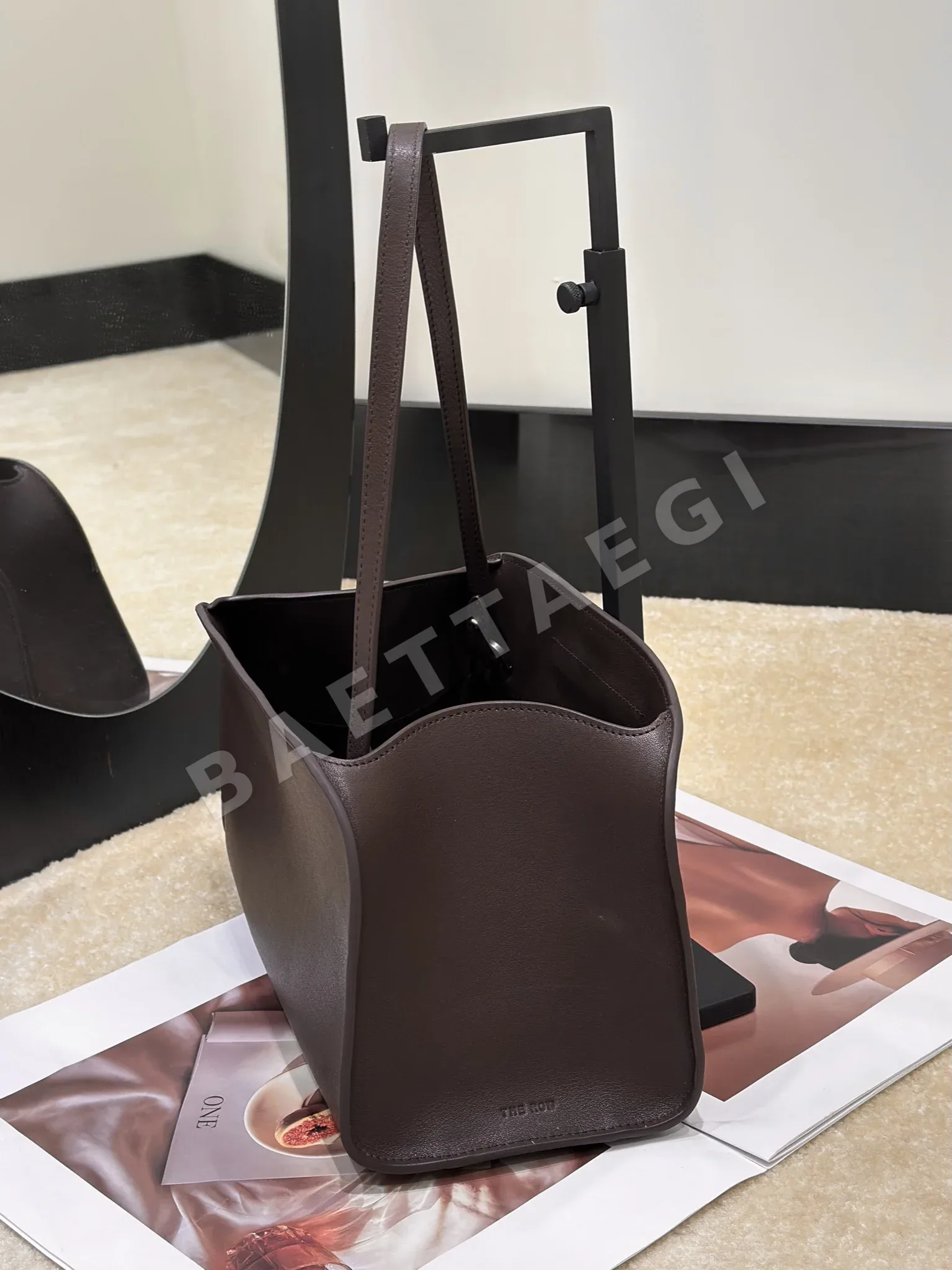 더로우 페기 클러치 가방 상세 이미지 3