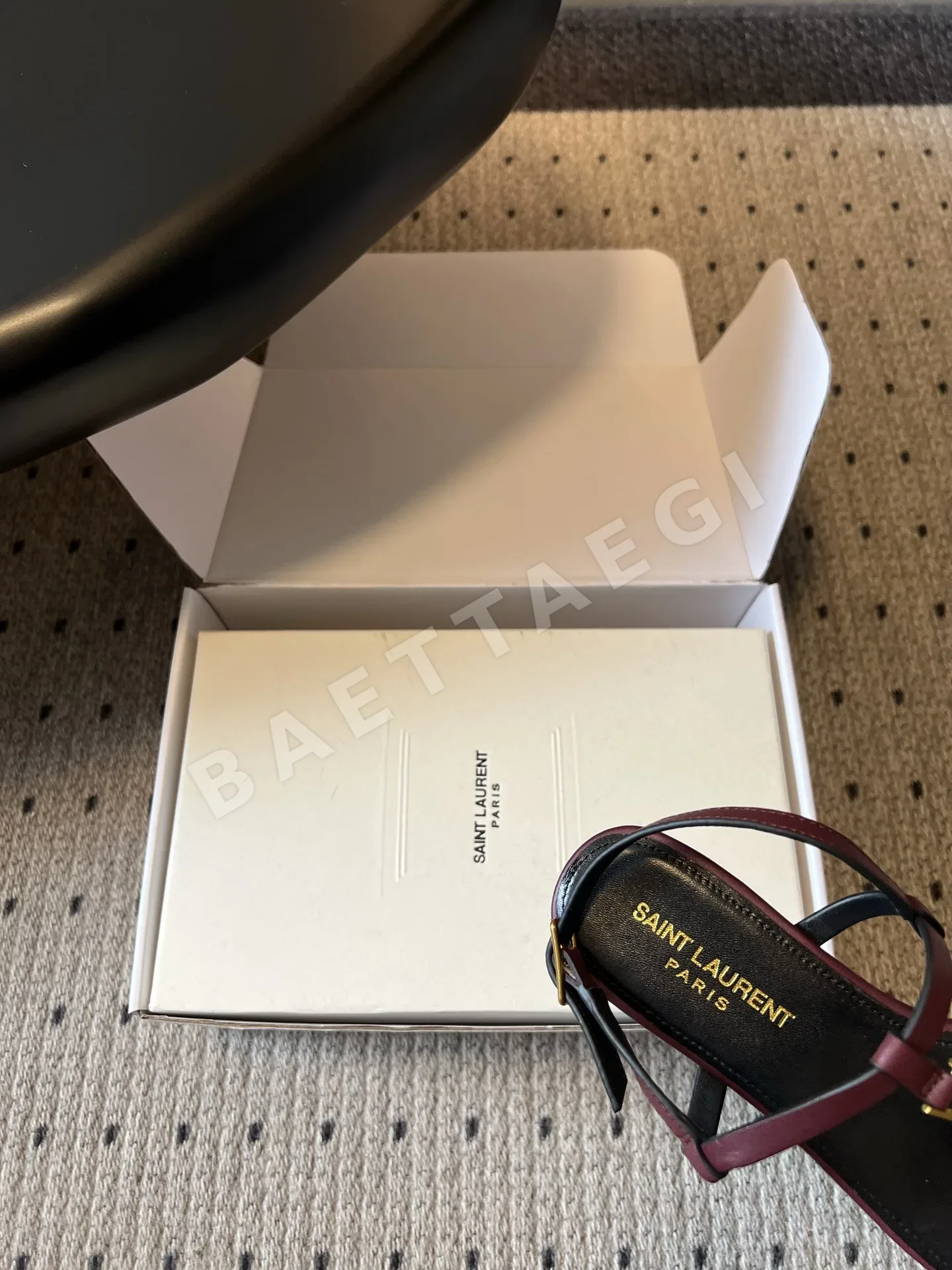 생로랑 YSL 버클 플립플랍 샌들 상세 이미지 8