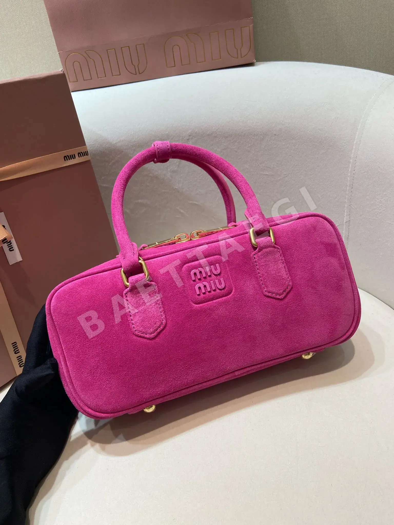 미우미우 스웨이드 라지 볼링백 5BB148 상세 이미지 2