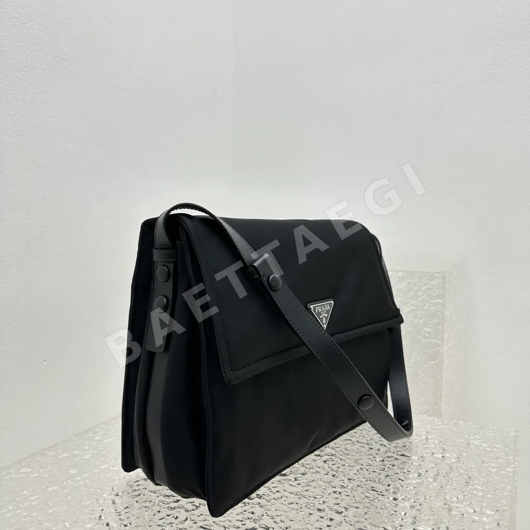 프라다 나일론 삼각 로고 대형 메신저백 상세 이미지 2