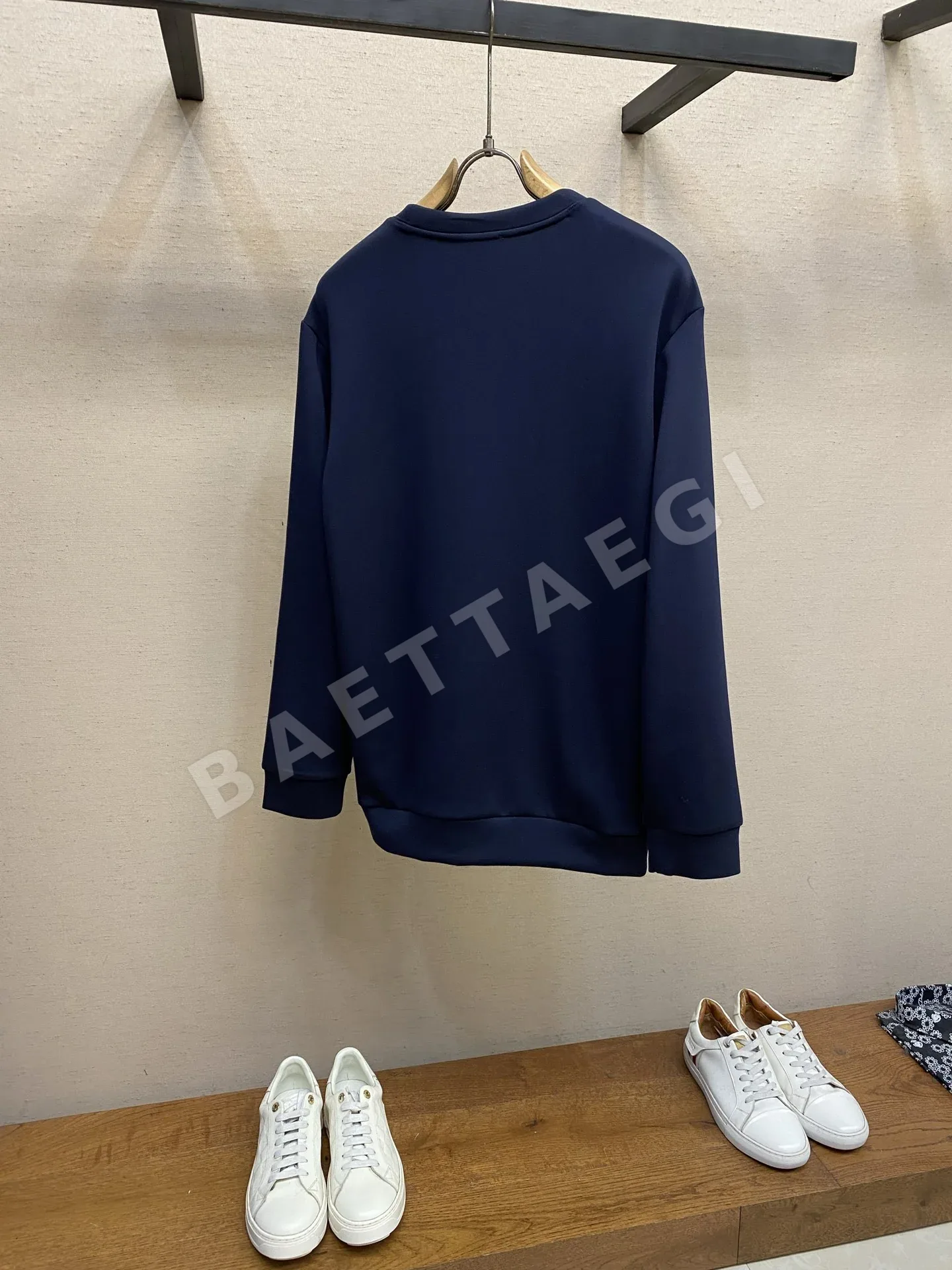 셀린느 밀크 실크 라운드넥 긴팔 스웨트셔츠 상세 이미지 2