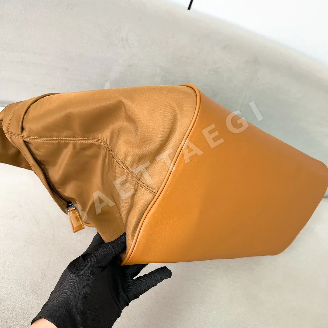 프라다 나일론 카프스킨 토트백 2VC040 상세 이미지 6