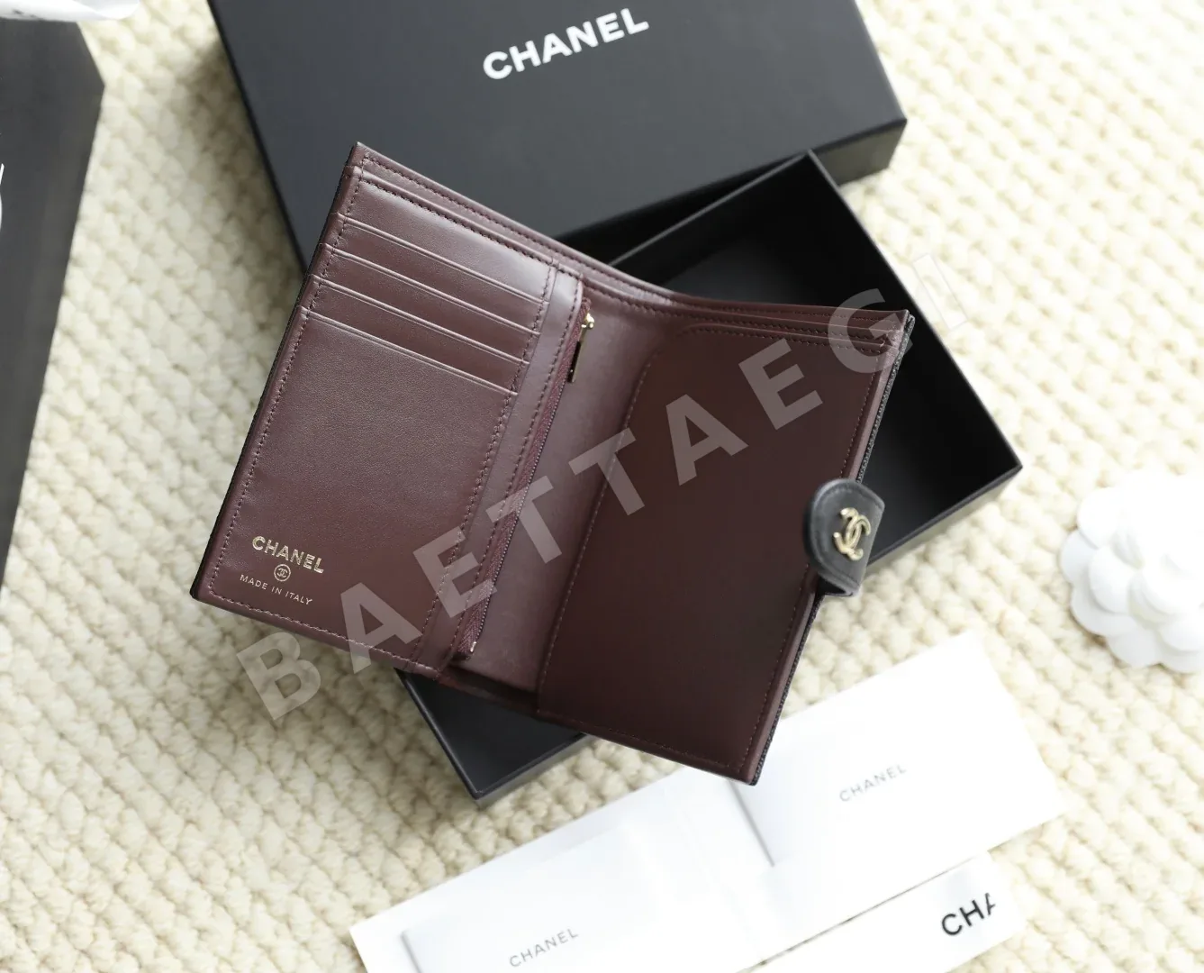 샤넬 블랙 골드 카프스킨 여권 지갑 가방 상세 이미지 8