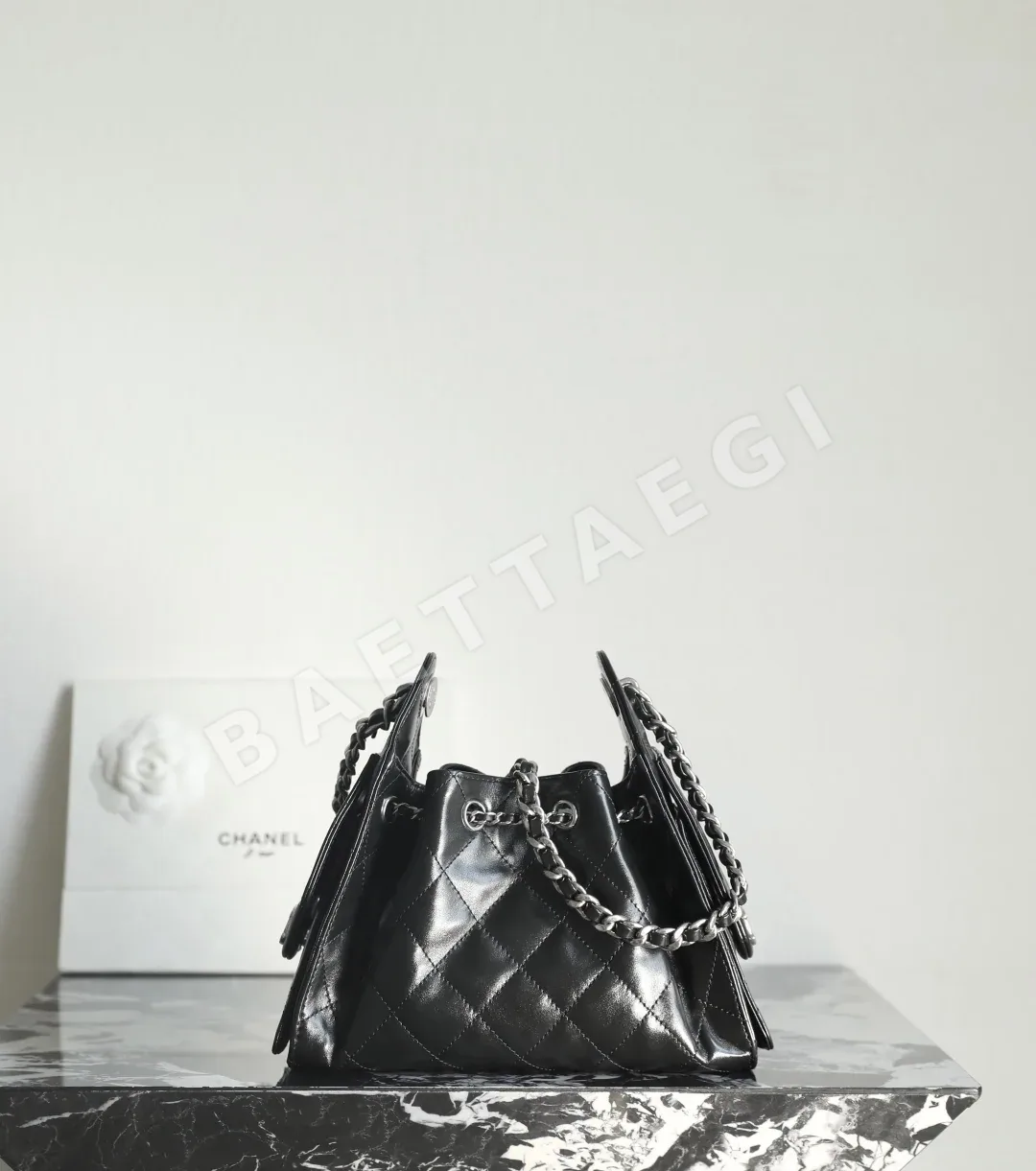샤넬 26P 유광 블랙 카프스킨 미니 숄더백 26P 상세 이미지 4