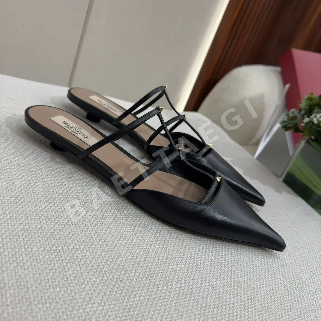 발렌티노 락스터드 위스피 카프스킨 마이크로힐 뮬 상세 이미지 3