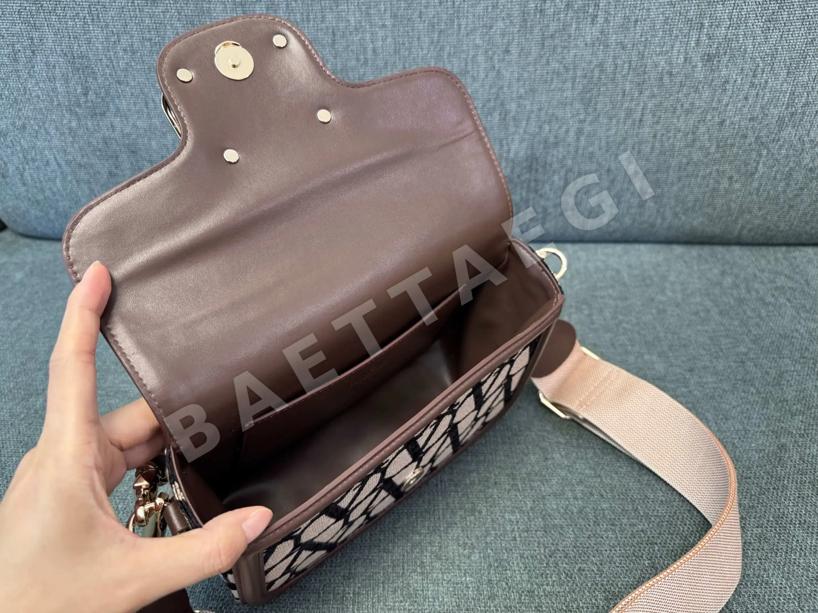 발렌티노 올타임 V 로고 카프스킨 크로스백 상세 이미지 7