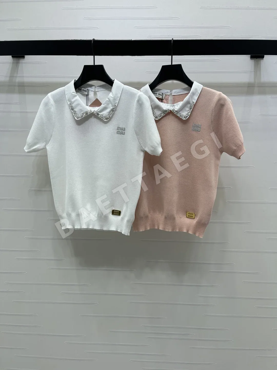 미우미우 라인스톤 카라 니트 반팔 탑 52523