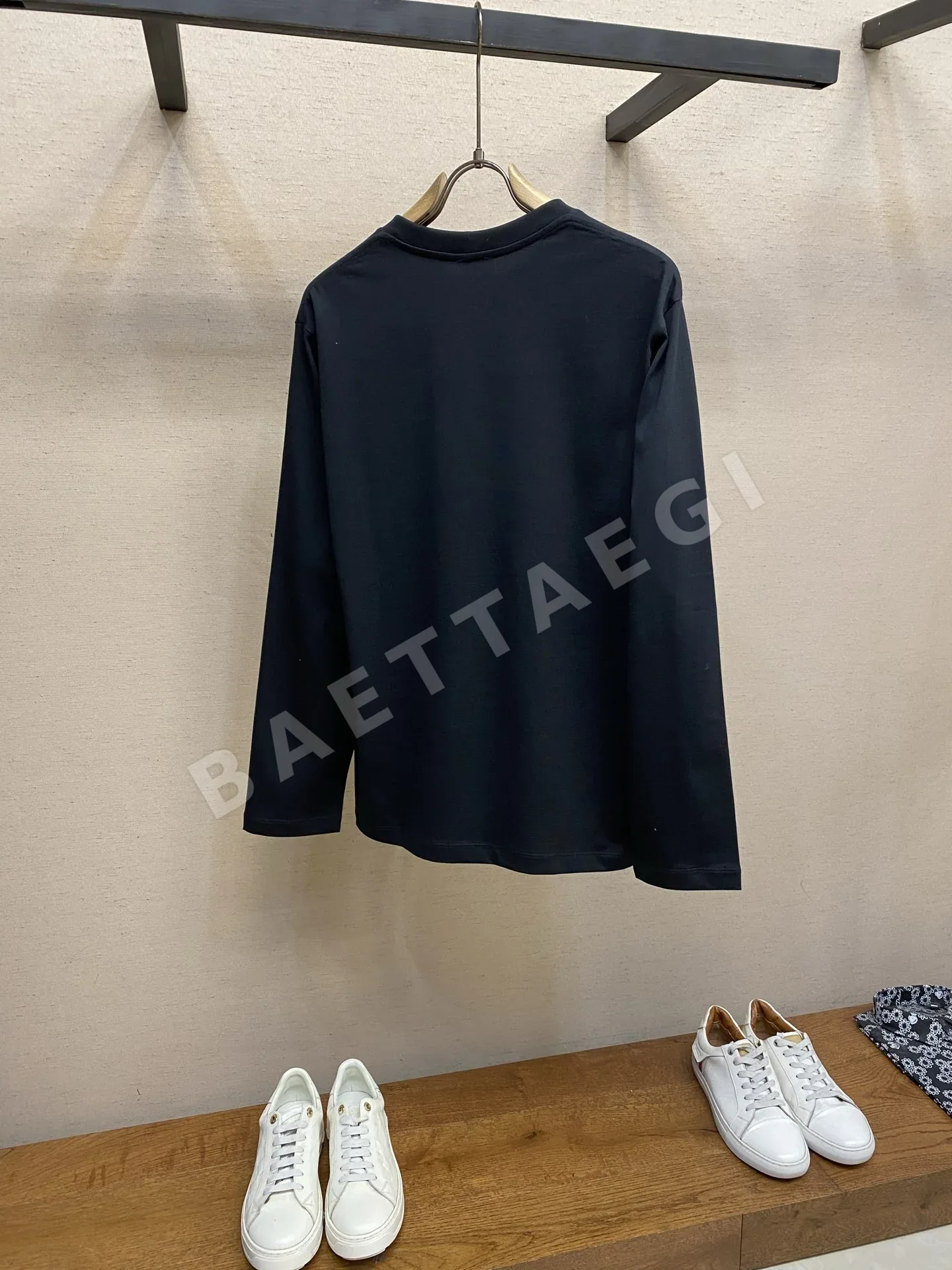 셀린느 개선문 자수 코튼 오버핏 긴팔 티셔츠 상세 이미지 2