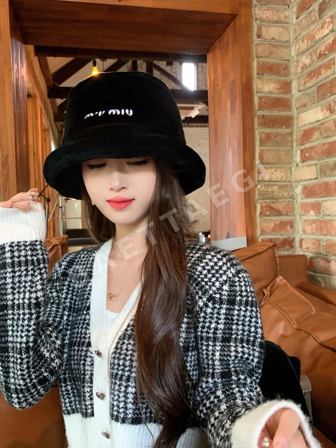 미우미우 페이크 퍼 모자 세트 상세 이미지 3