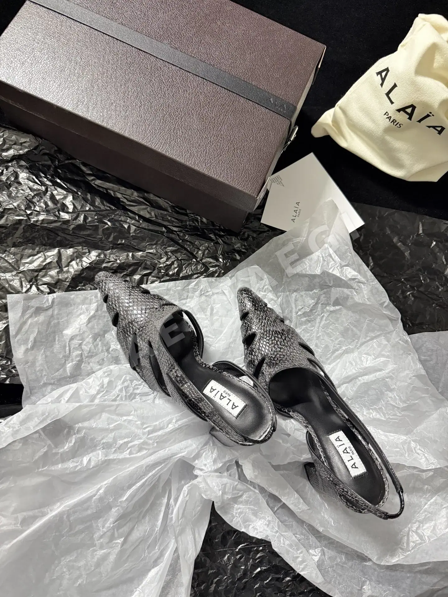 알라이아 뱀가죽 엠보싱 컷아웃 백리스 샌들 상세 이미지 2