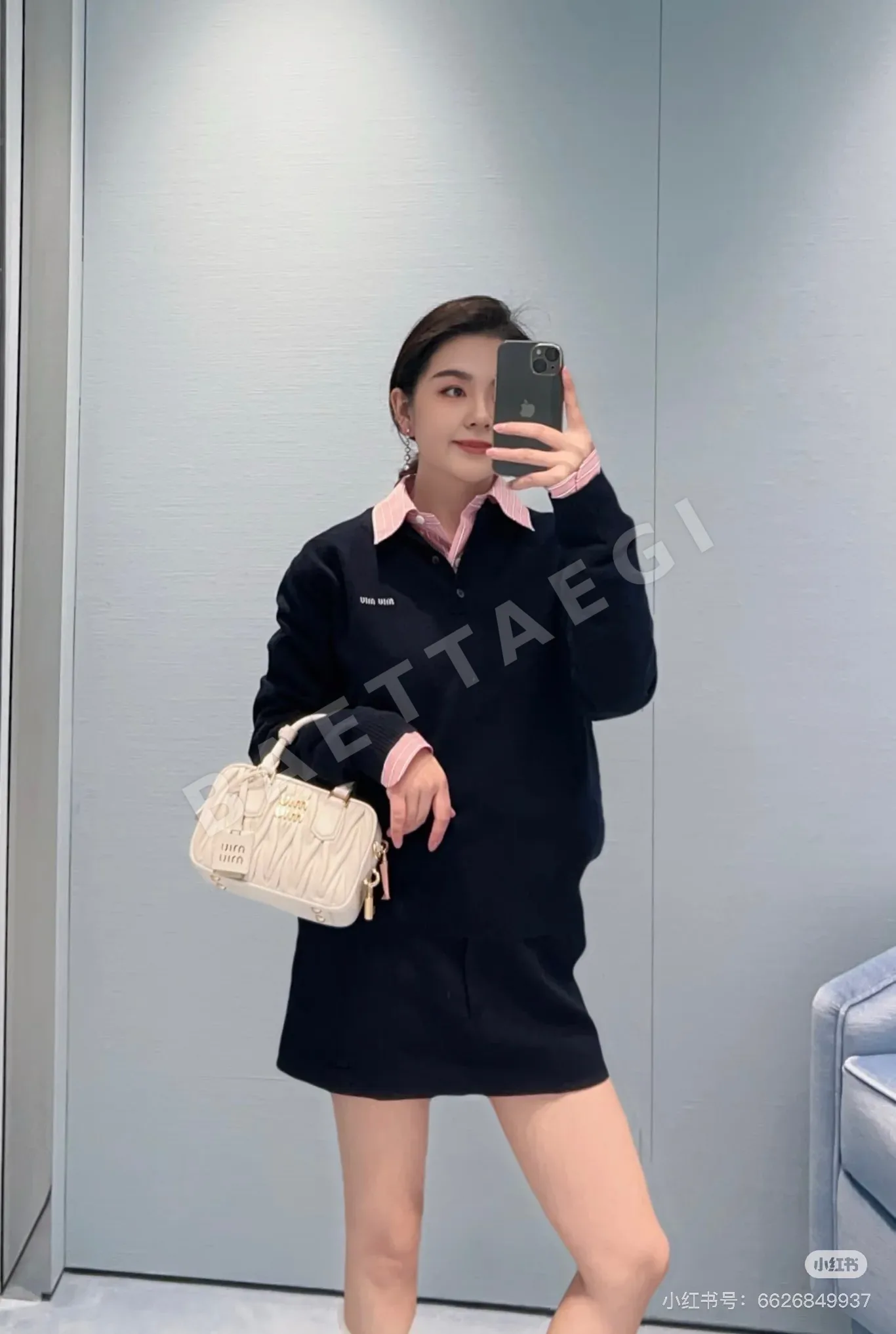 미우미우 마이크로 로고 자수 컬러 블록 긴팔 폴로셔츠