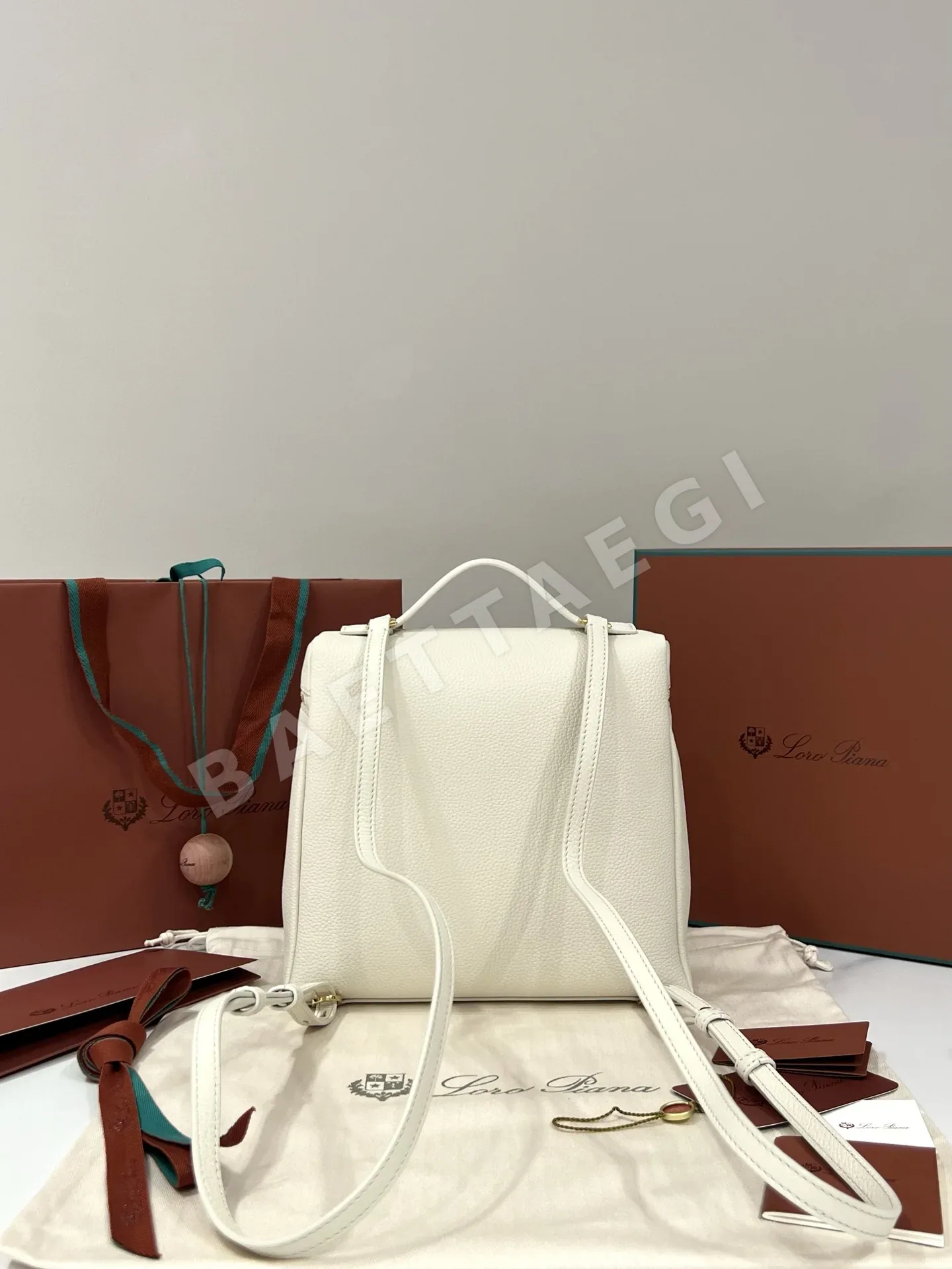 로로피아나 밀크 화이트 소가죽 백팩 상세 이미지 2