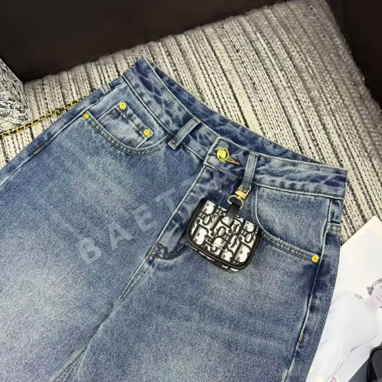 디올 모노그램 허리 가방 포인트 와이드 레그 데님 바지 상세 이미지 3