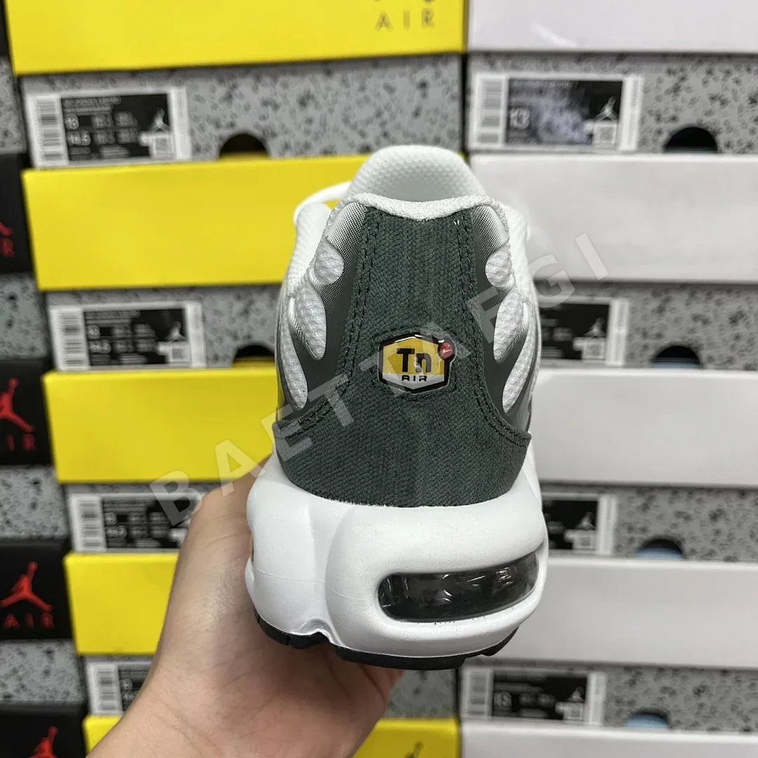 나이키 [DF] 에어 맥스 플러스 블랙 그린 FV6057-100 201066 Nike Air Max Plus 상세 이미지 2