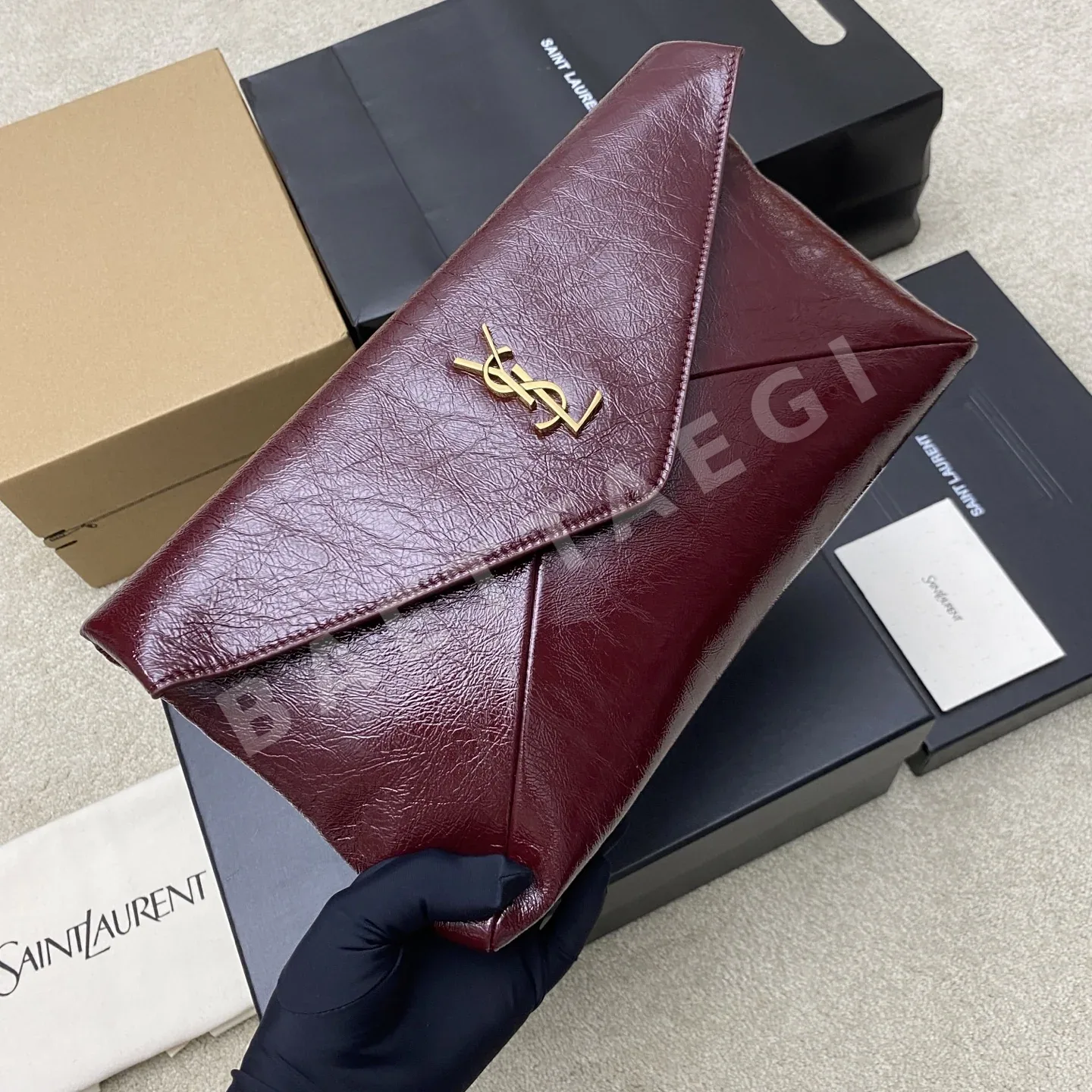생로랑 레드 양가죽 YSL 로고 엔벨로프 클러치 가방 상세 이미지 5