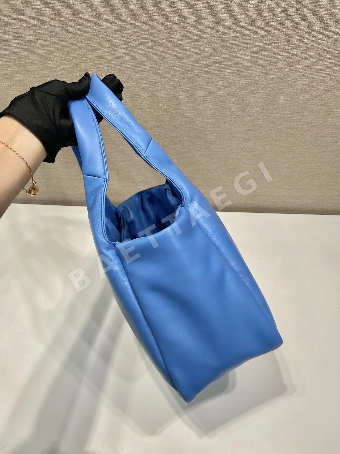 프라다 부드러운 양가죽 라지 토트백 1BG413 상세 이미지 5