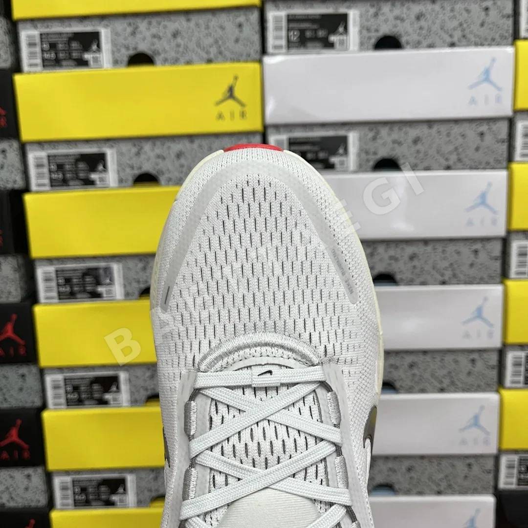 나이키 줌 보메로 18 HM6803-001 201094 Nike Zoom Vomero 18 상세 이미지 2