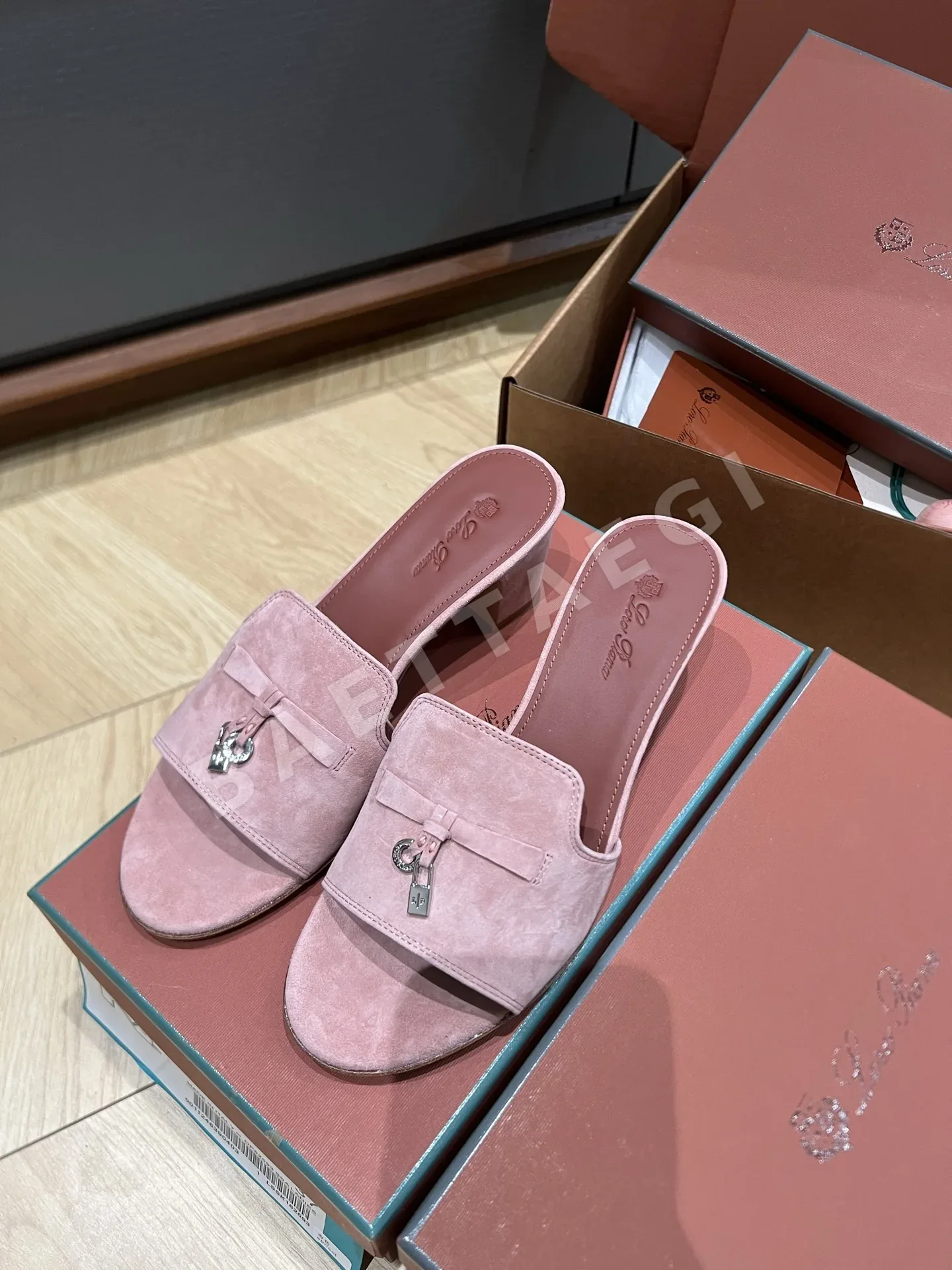 로로피아나 신발 75319