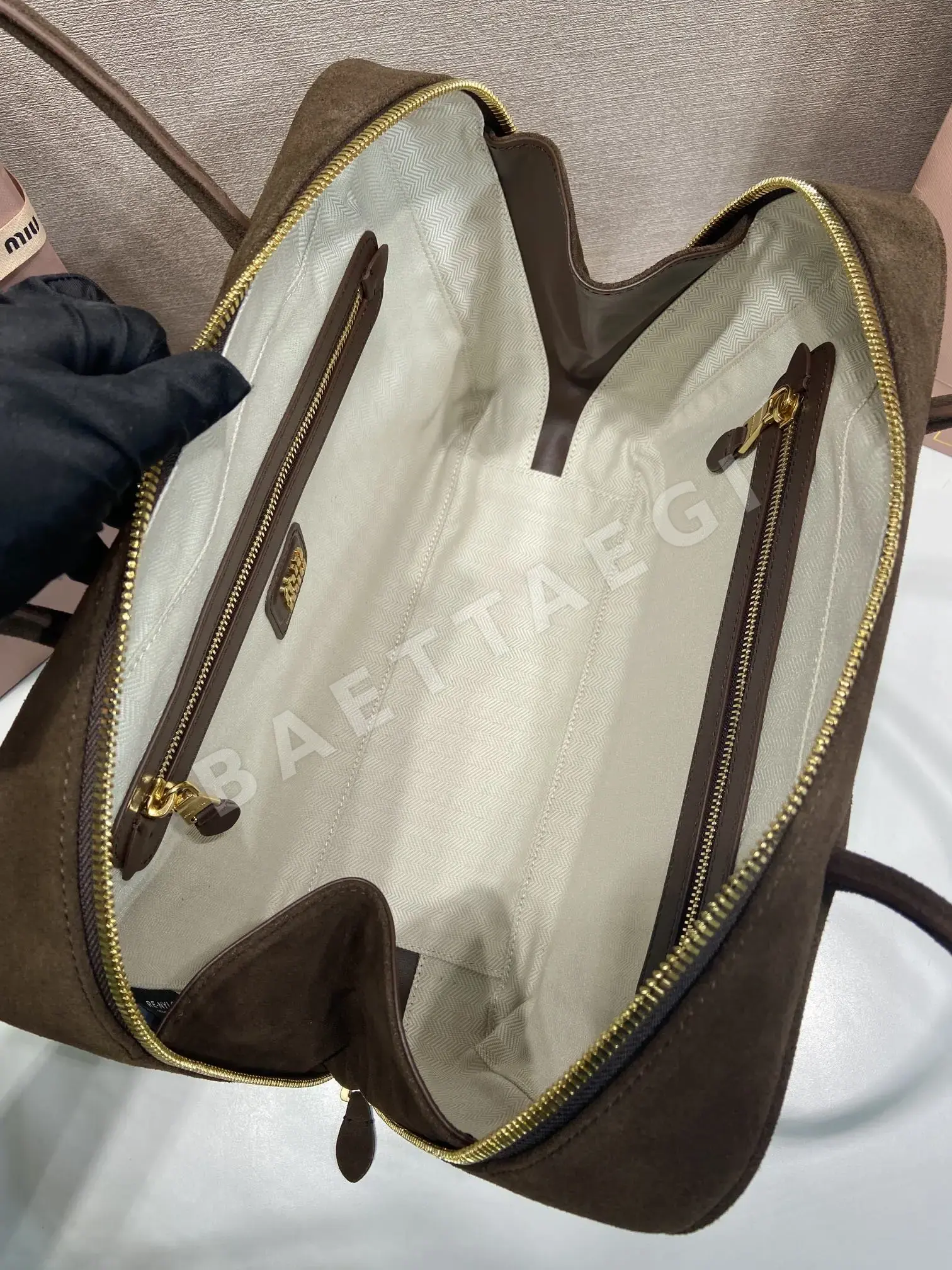 미우미우 스웨이드 브리프케이스 가방 5BB117 상세 이미지 8