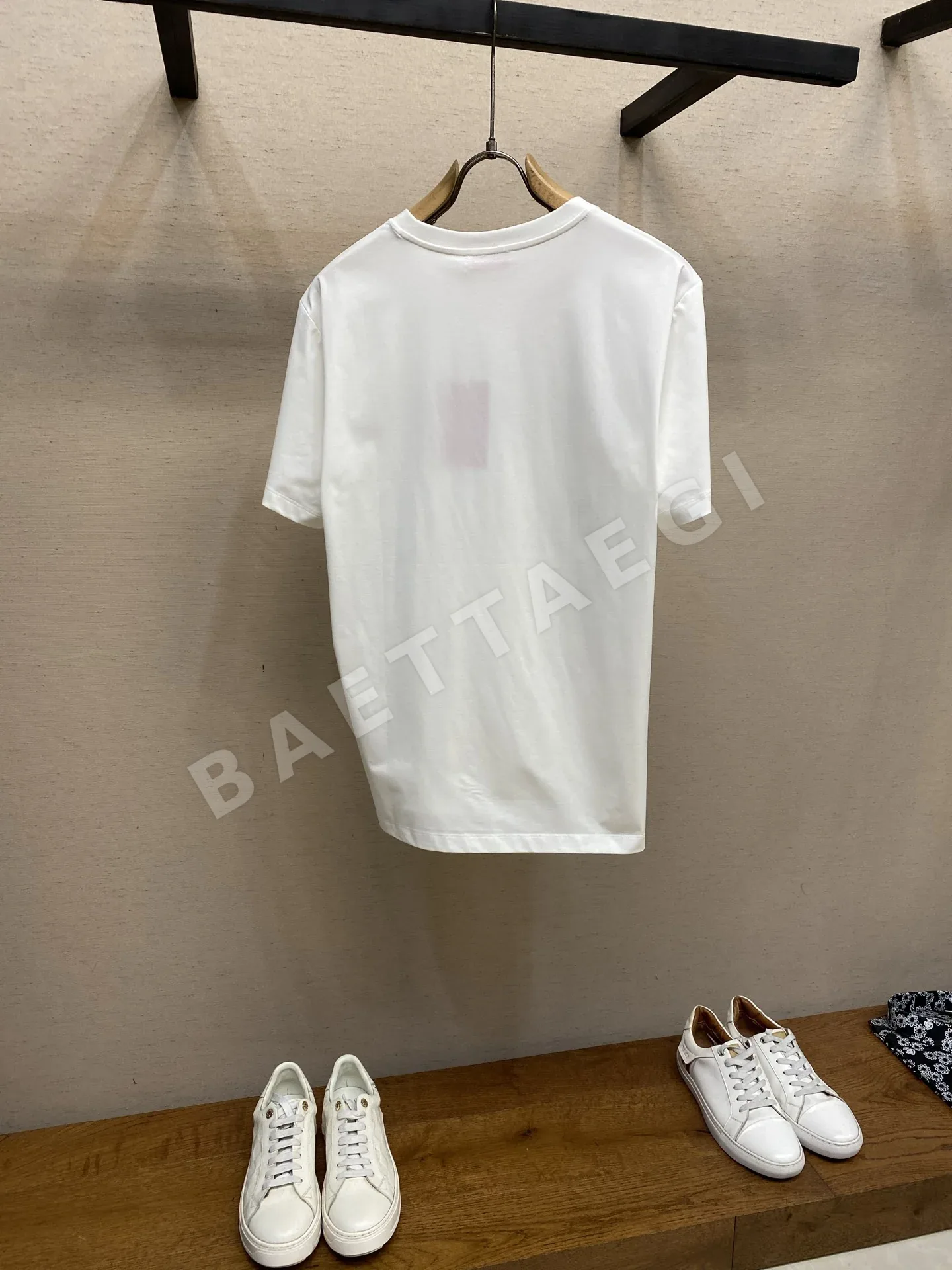 발렌티노 레터 프린트 남성 반팔 티셔츠 상세 이미지 2