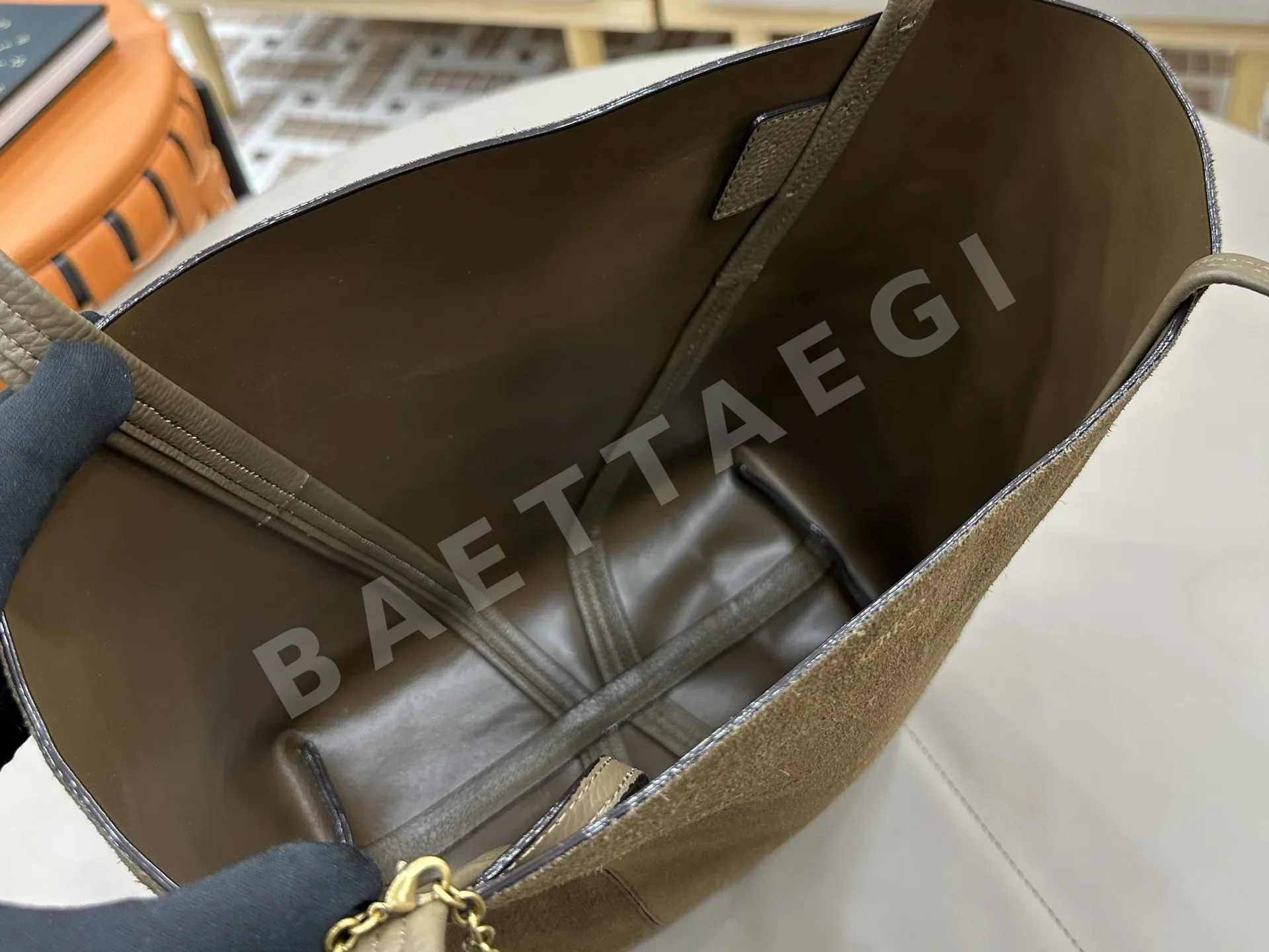 끌로에 스핀 스웨이드 토트백 상세 이미지 8