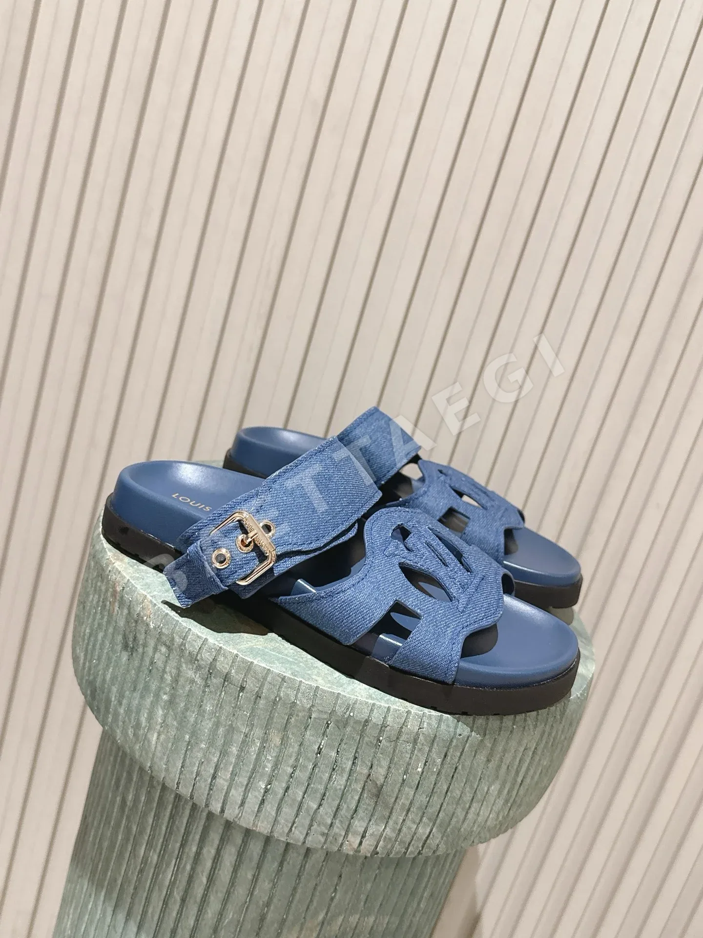 루이비통 이솔라 조절 버클 샌들 112878