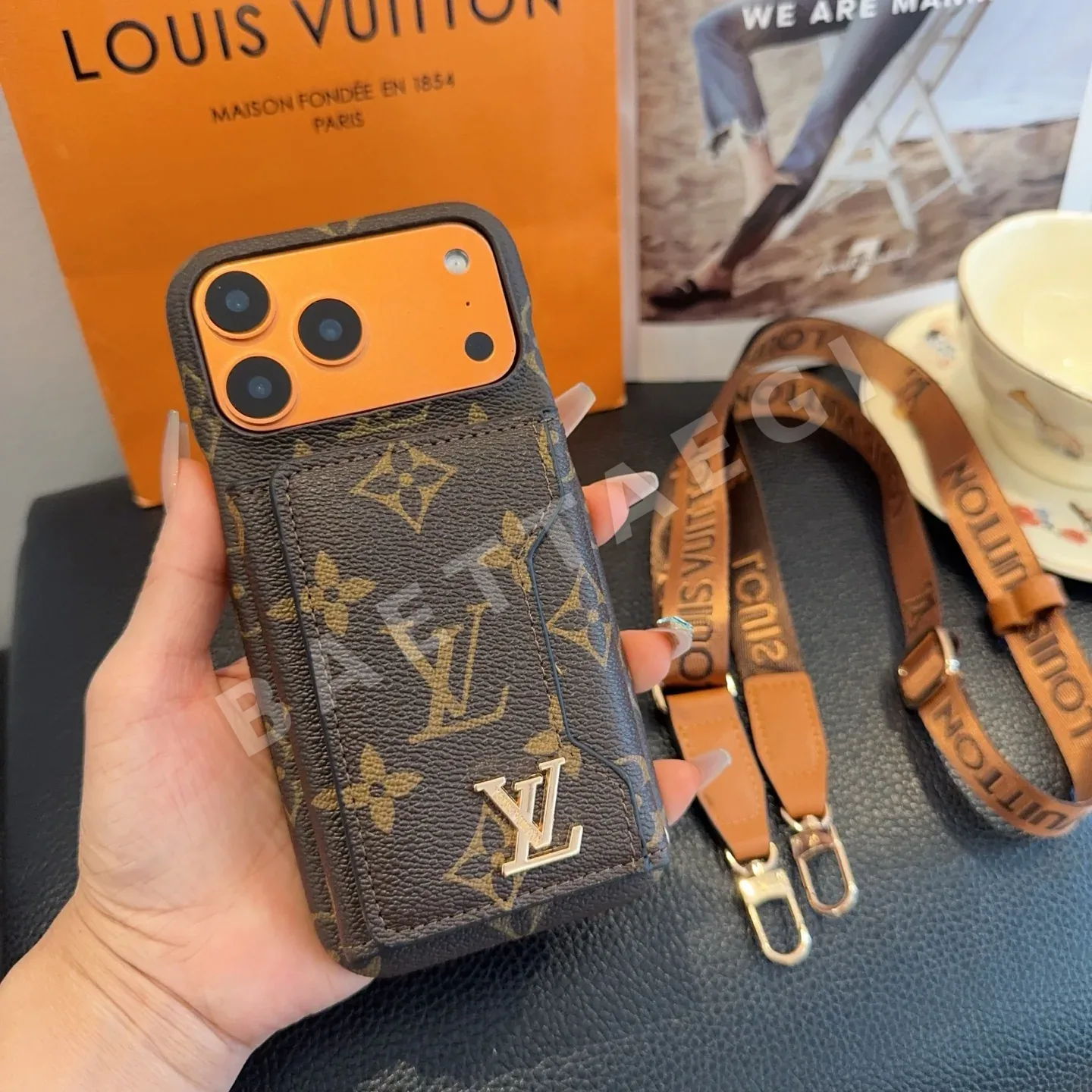 루이비통 LV 모노그램 크로스바디 카드 폰 케이스 상세 이미지 4