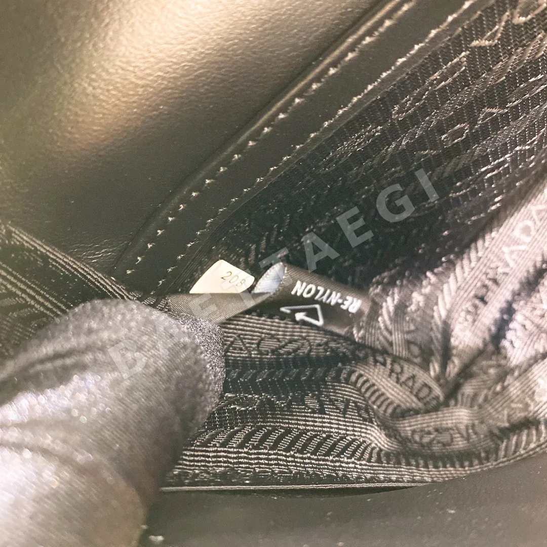 프라다 사피아노 크로스그레인 메신저백 2VH069 상세 이미지 9