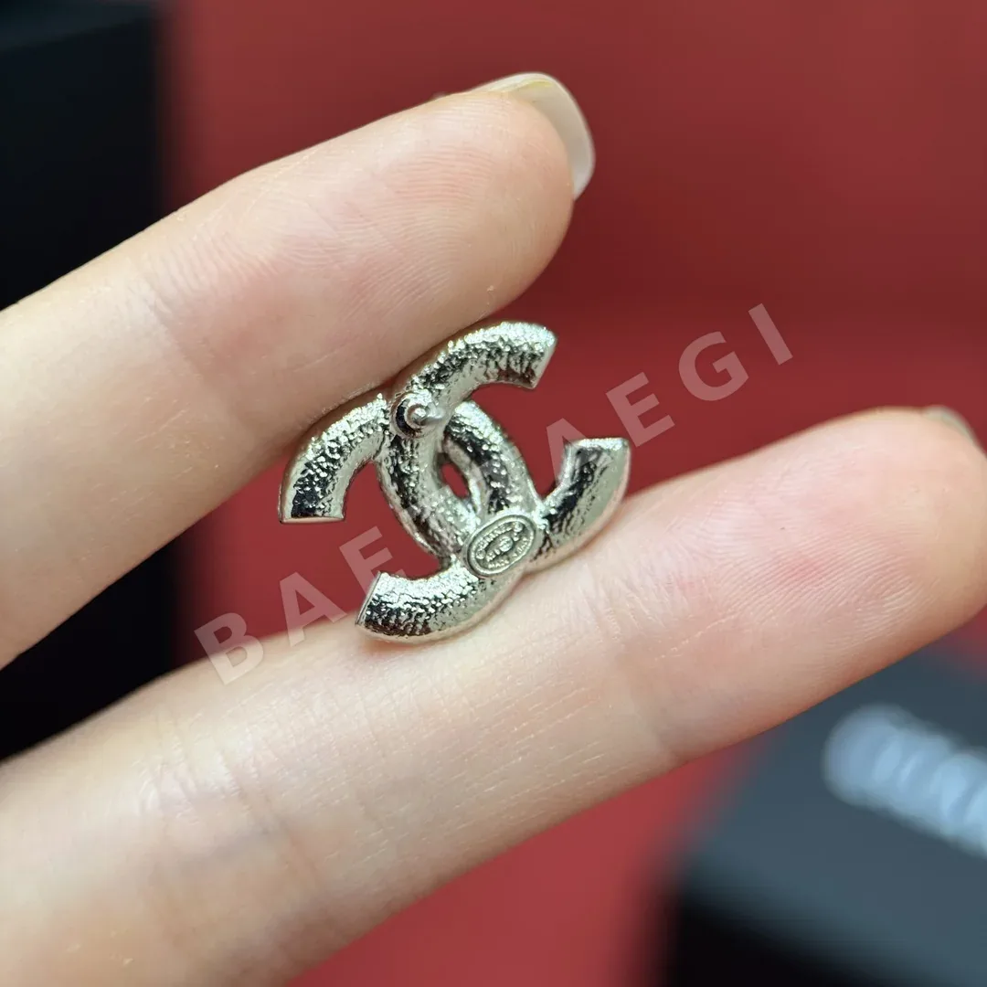 샤넬 화이트 스파클 더블 C 스터드 귀걸이 상세 이미지 7