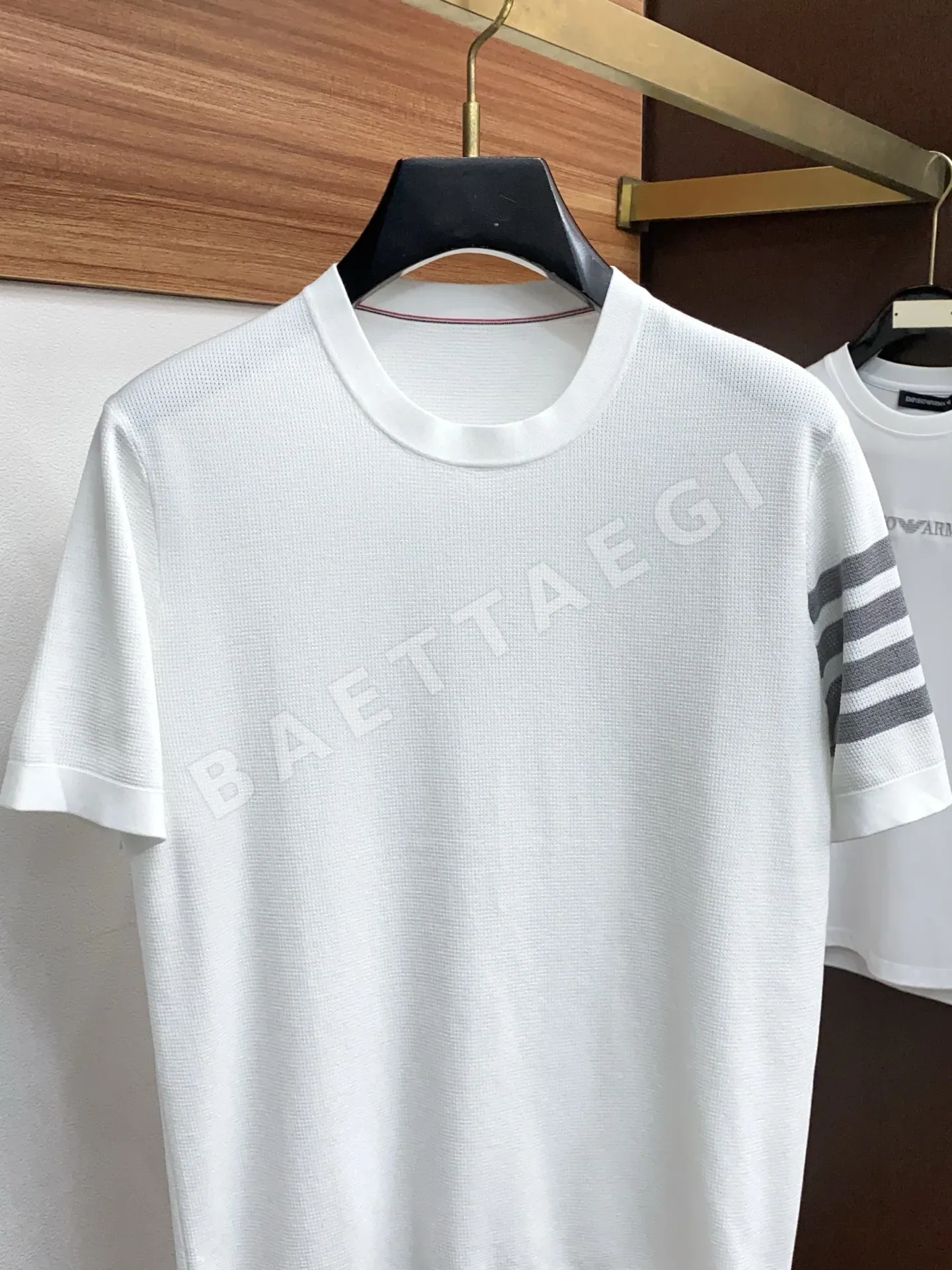 톰브라운 남성 크루넥 반팔 티셔츠 상세 이미지 2