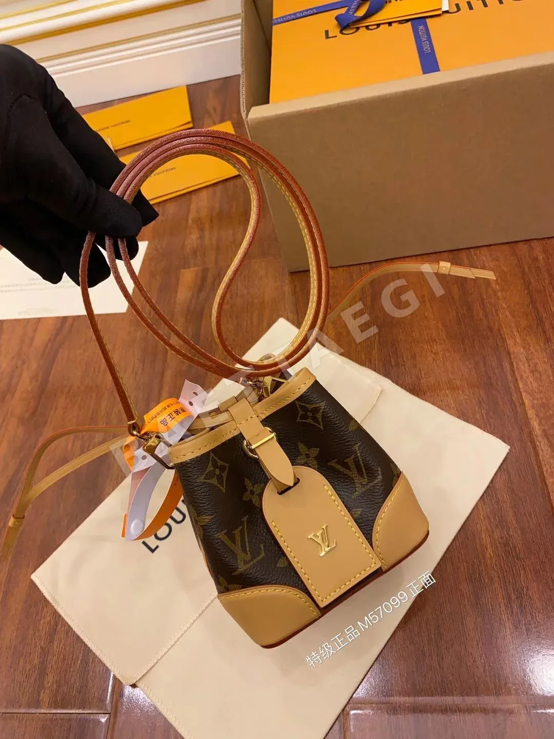루이비통 M57099 가죽 미니백 상세 이미지 2