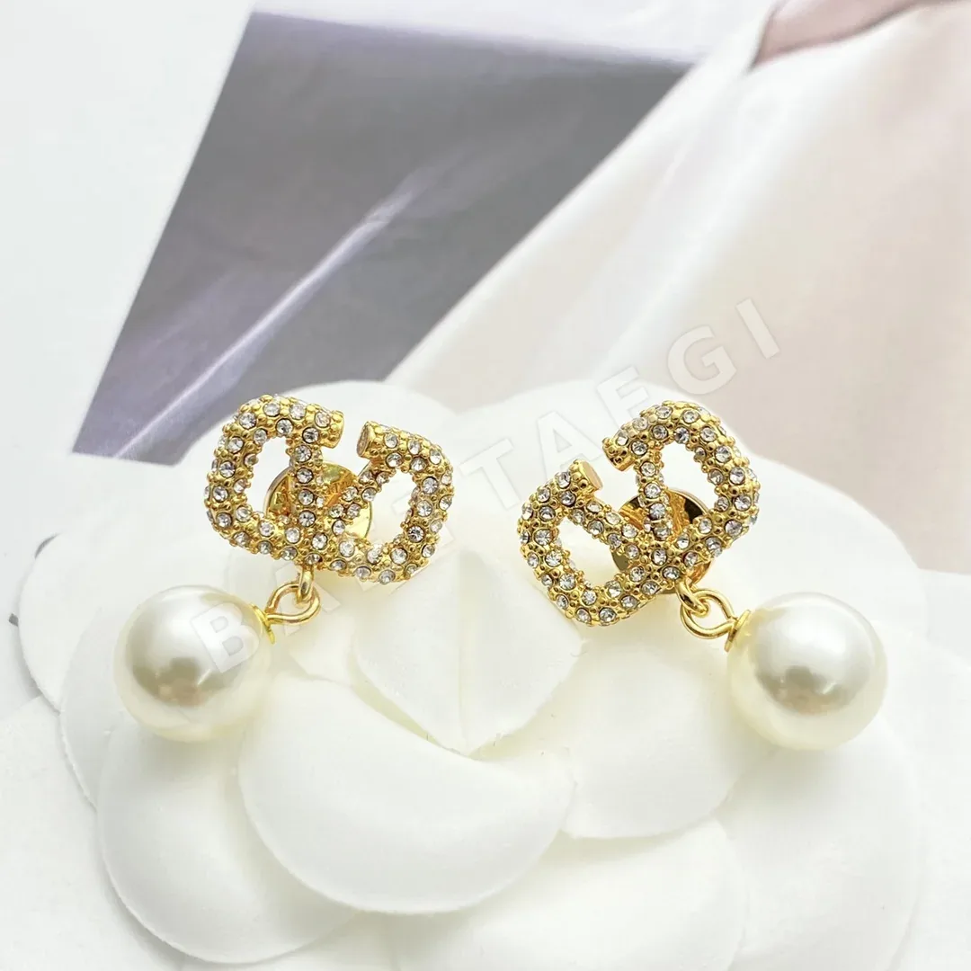 발렌티노 3D V 쉐입 진주 귀걸이 63514
