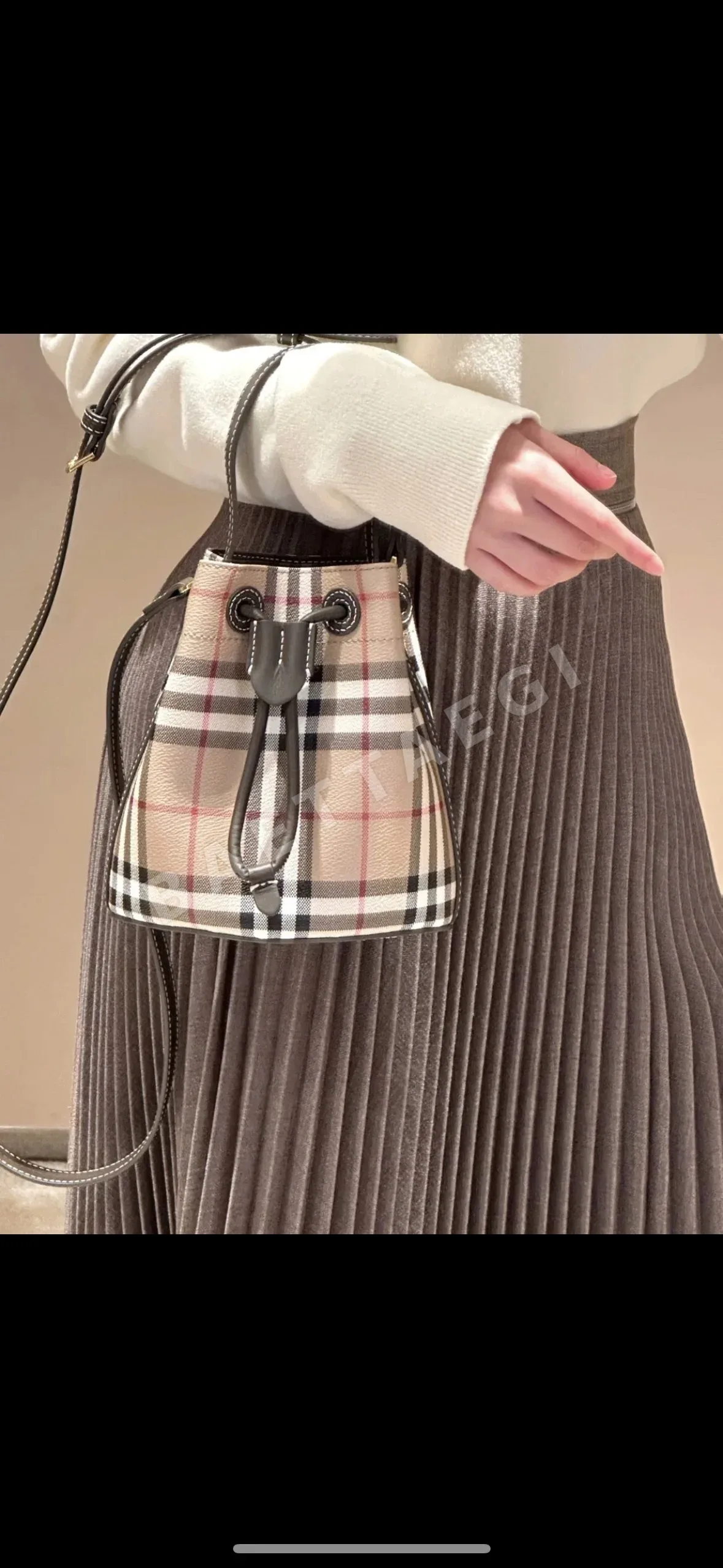 버버리 미니 버킷백 상세 이미지 8