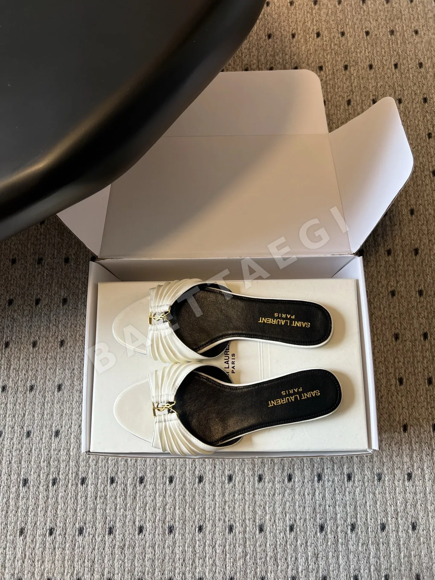 생로랑 플리츠 YSL 버클 플랫 샌들 상세 이미지 6