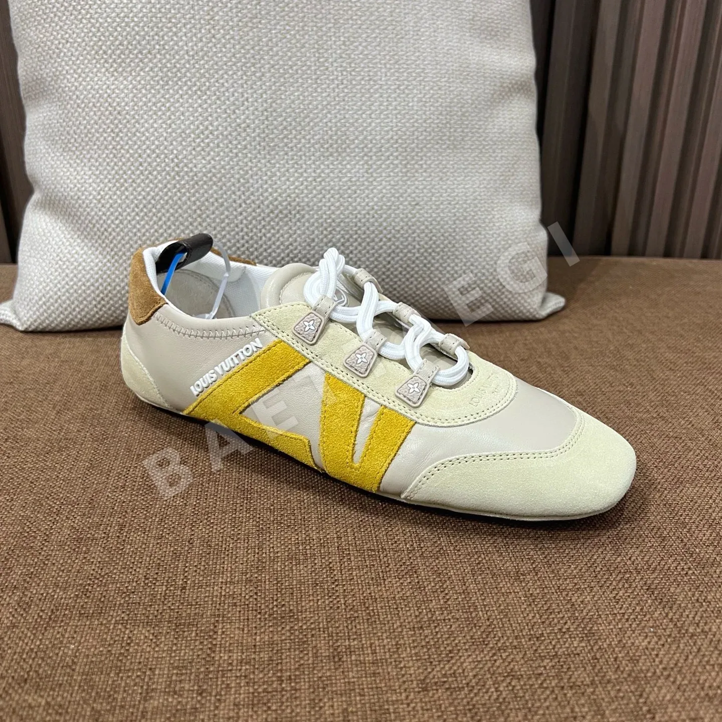 루이비통 스니커즈 여성 램스킨 모노그램 LV 로고 상세 이미지 6