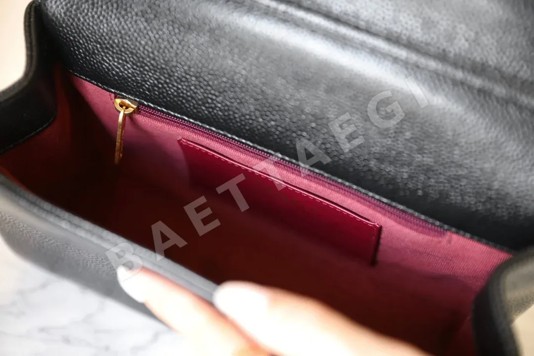 샤넬 캐비어 블랙 미디움 플랩 가방 상세 이미지 8
