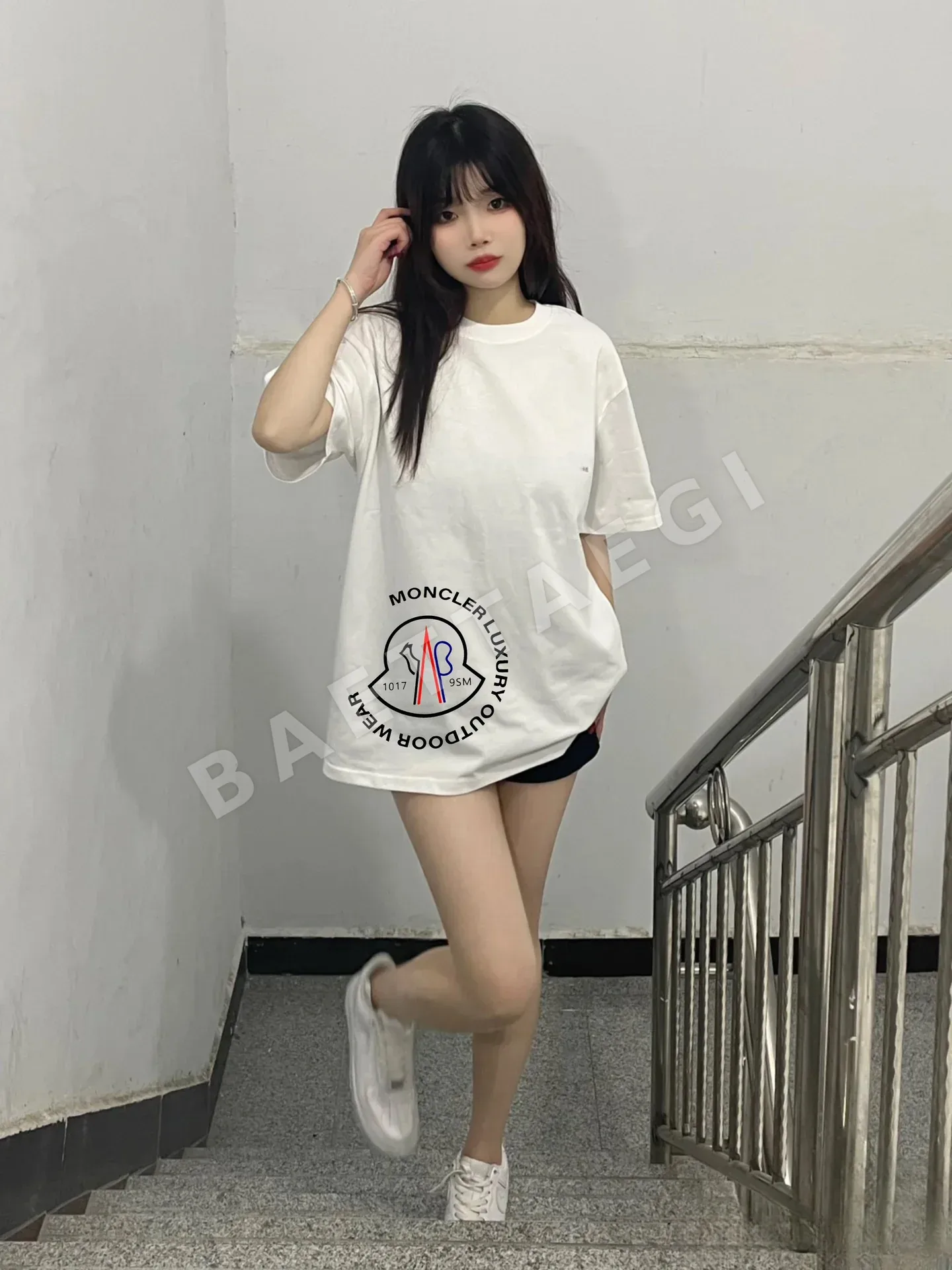 몽클레르 여성 로고 반팔 티셔츠 상세 이미지 5