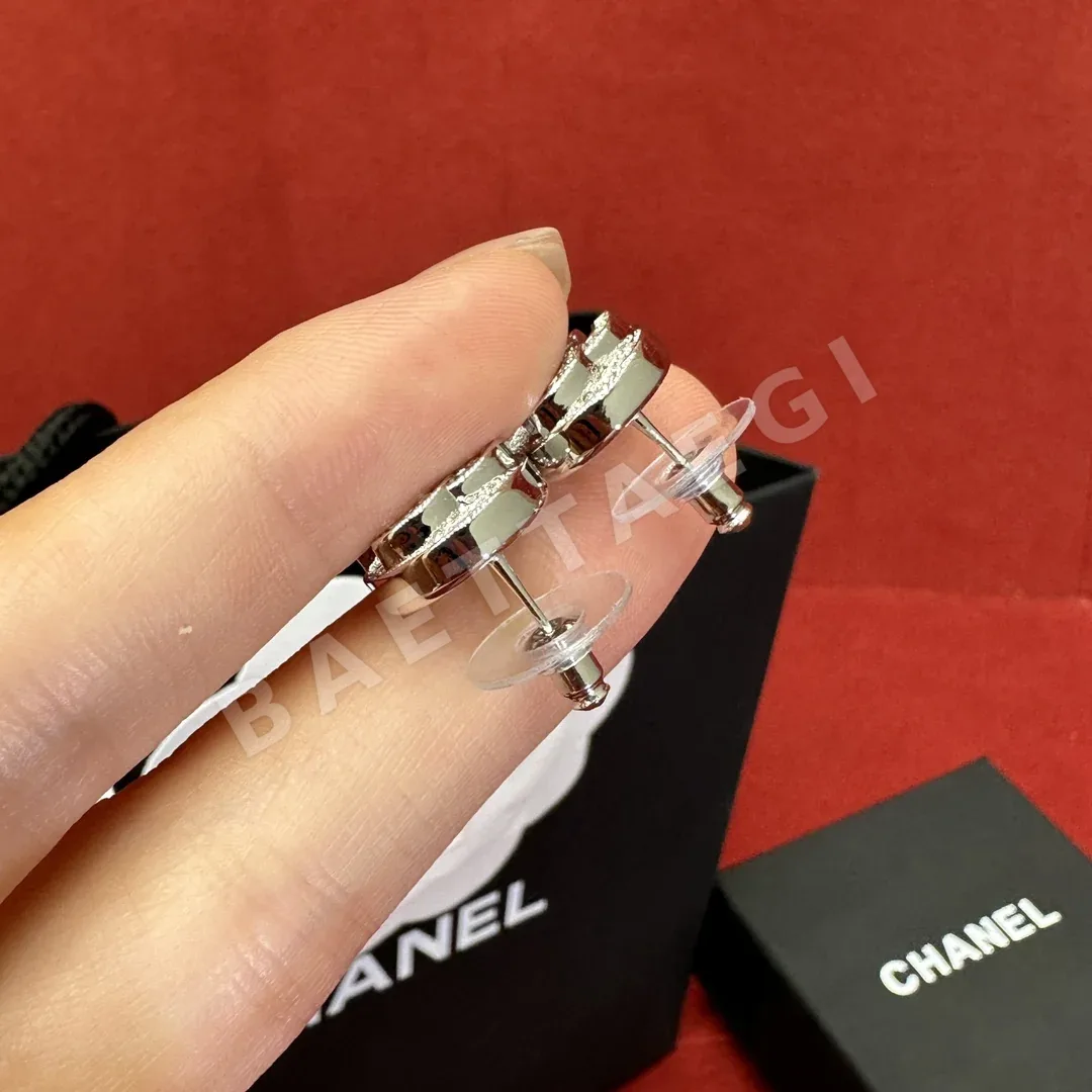 샤넬 더블 C 은색 버클 귀걸이 상세 이미지 4