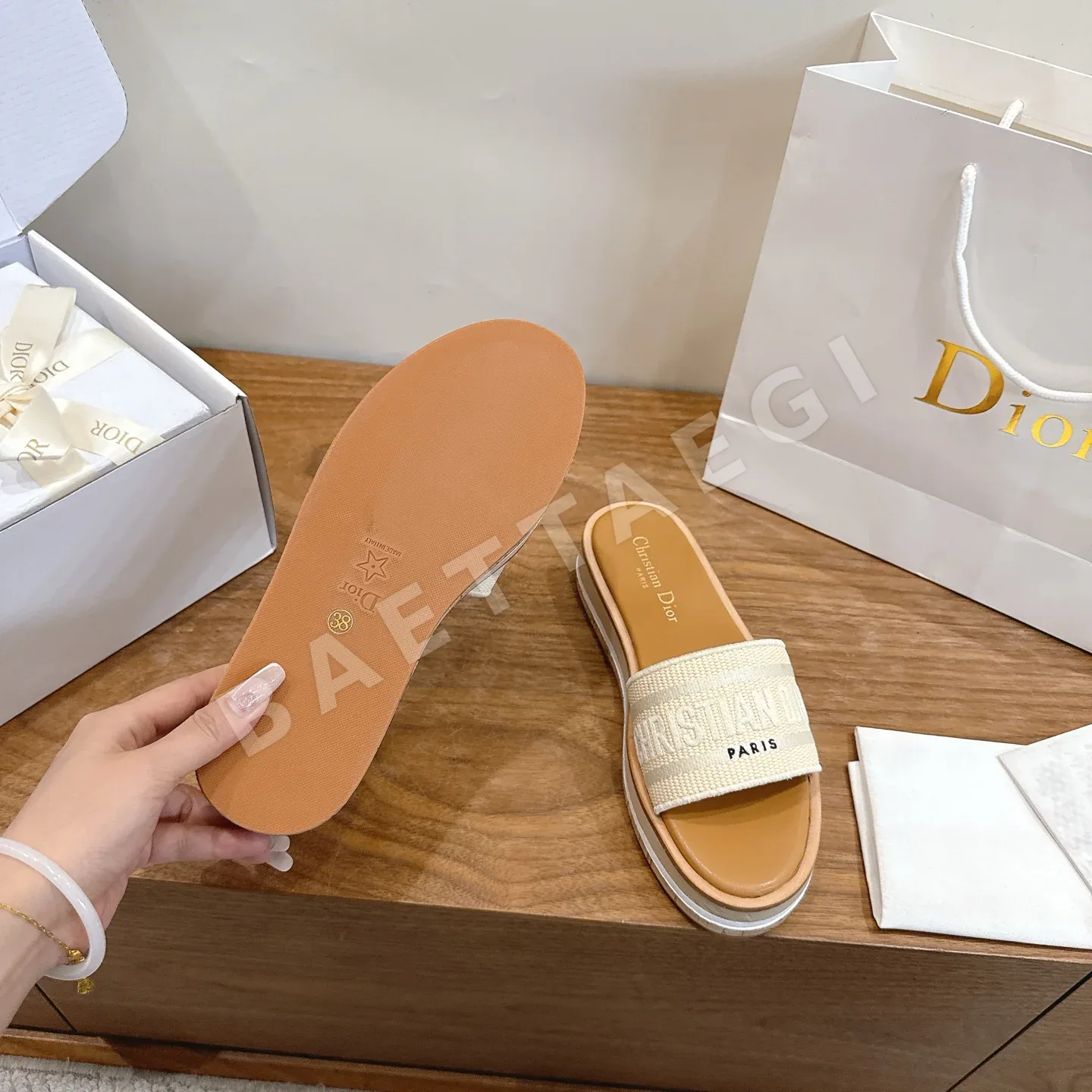 디올 IVIETA DWAY 젤리 컬러 플랫 샌들 상세 이미지 9