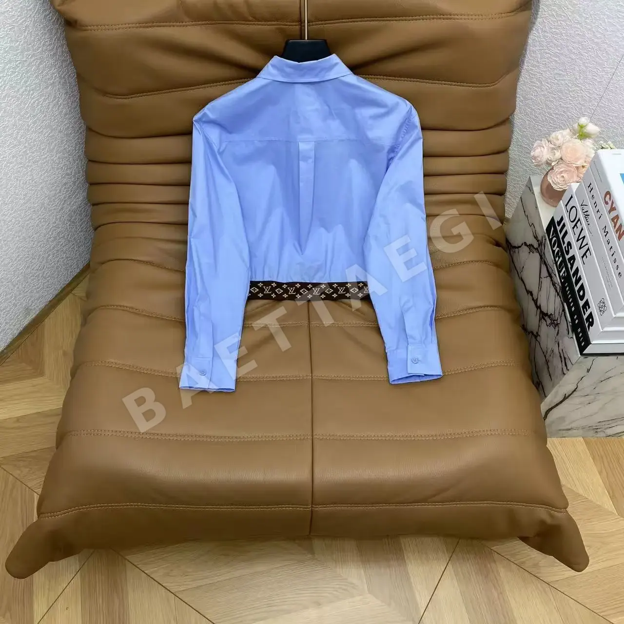 루이비통 모노그램 자수 크롭트 반소매 여성 셔츠 상세 이미지 9