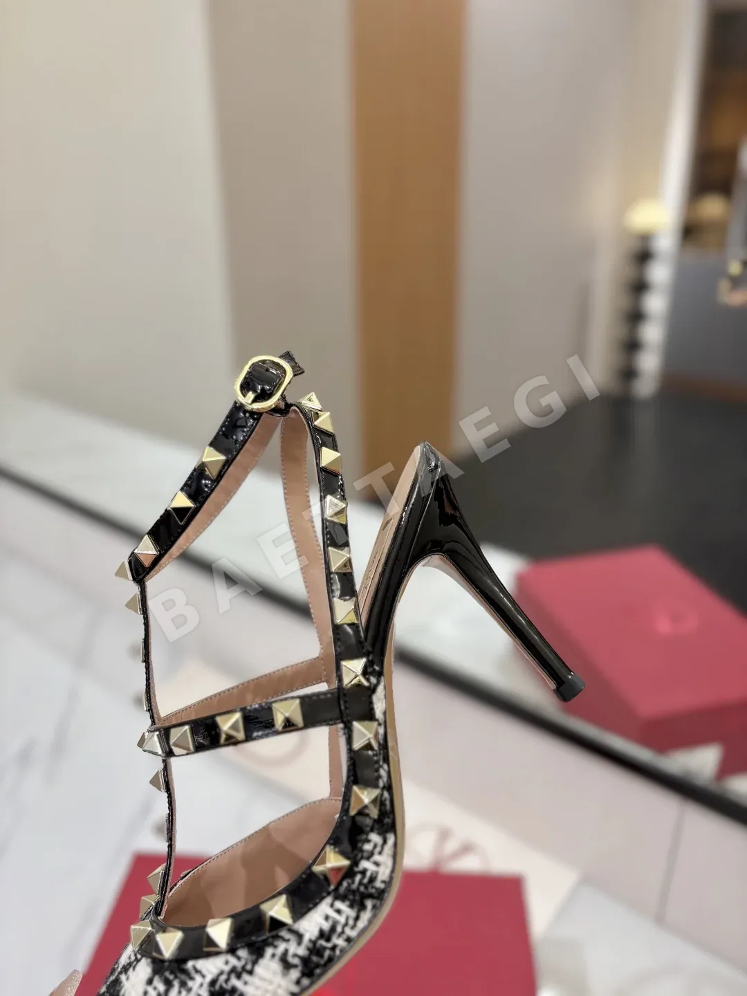 발렌티노 스터드 장식 뾰족코 샌들 상세 이미지 7