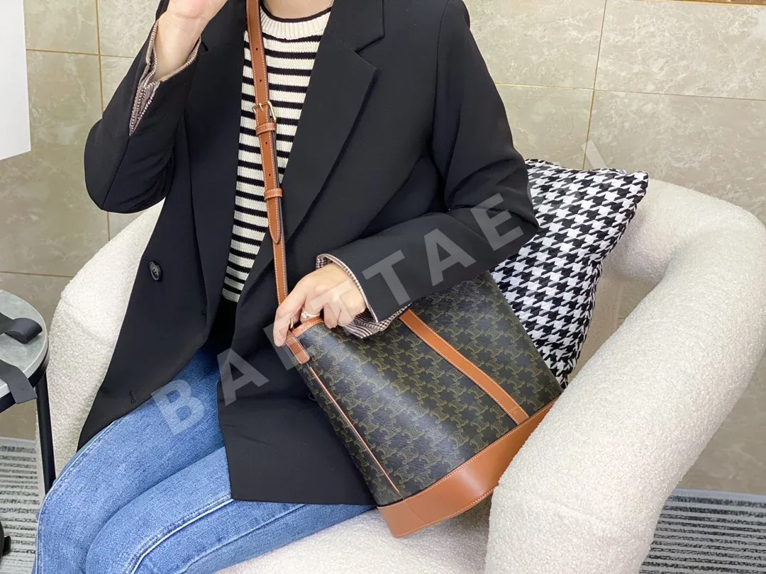 셀린느 스킨레 미디엄 버킷 가방 86416