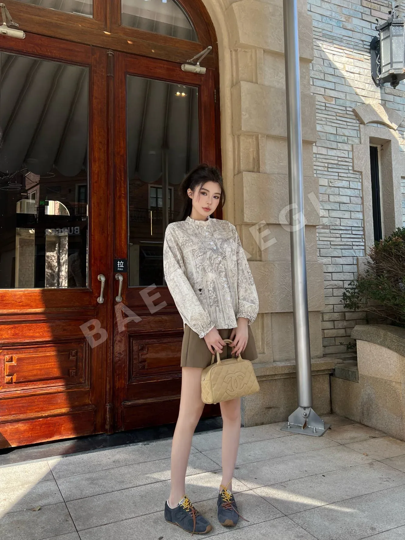 디올 레이스 트림 벌 자수 라운드넥 여성 셔츠 93410