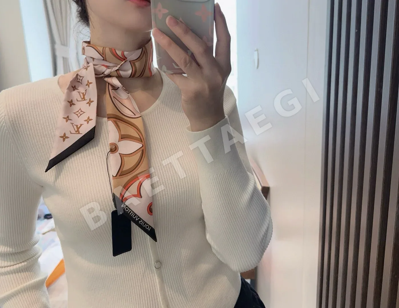 루이비통 흑백 네 잎 클로버 실크 스카프 상세 이미지 1