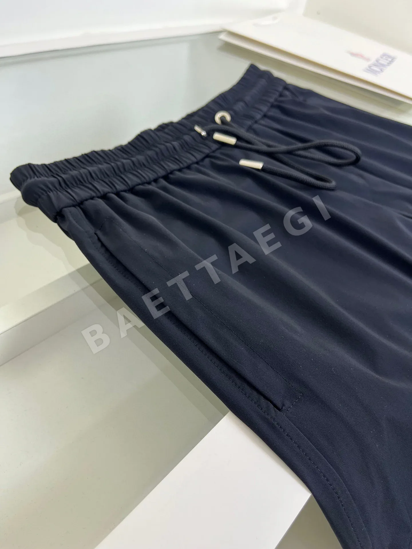 몽클레르 남성 클래식 지퍼 반바지 상세 이미지 5