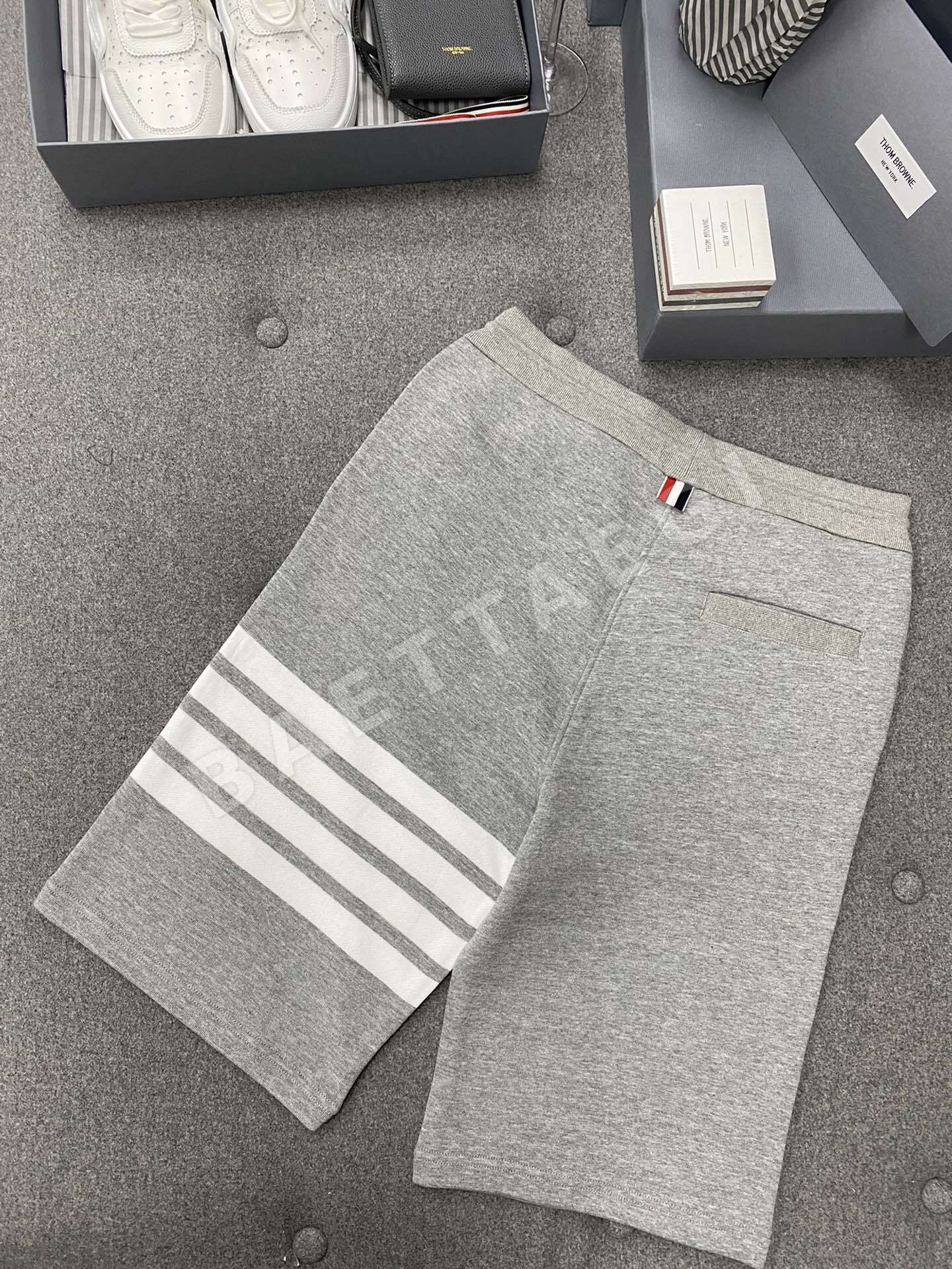 톰브라운 그레이 남성 4바 스트라이프 코튼 반바지 상세 이미지 3