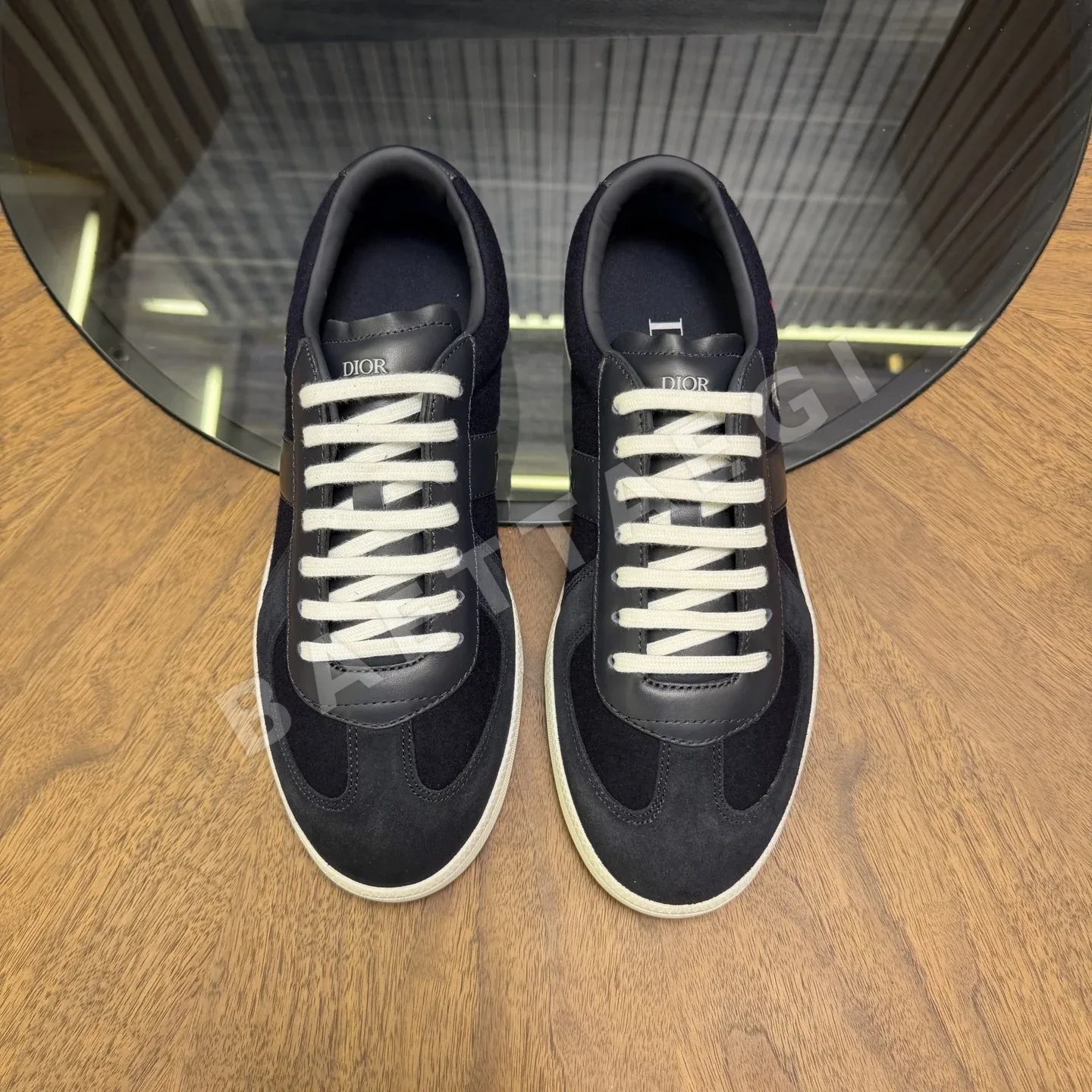 디올 스웨이드 누벅 레이스업 스니커즈 105684