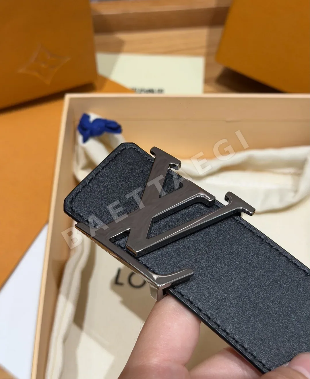 루이비통 이니셜 40mm 양면 가죽 벨트 상세 이미지 4