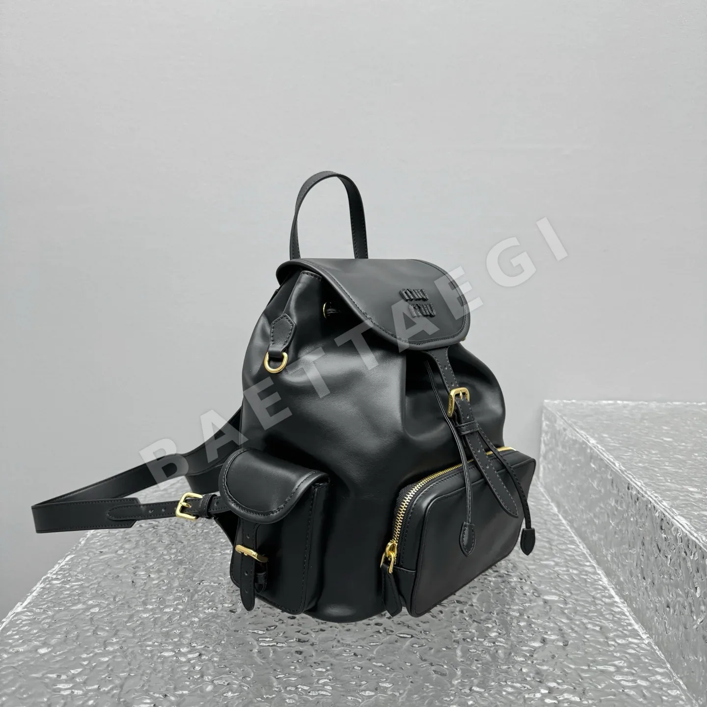 미우미우 올레더 블랙 백팩 상세 이미지 2